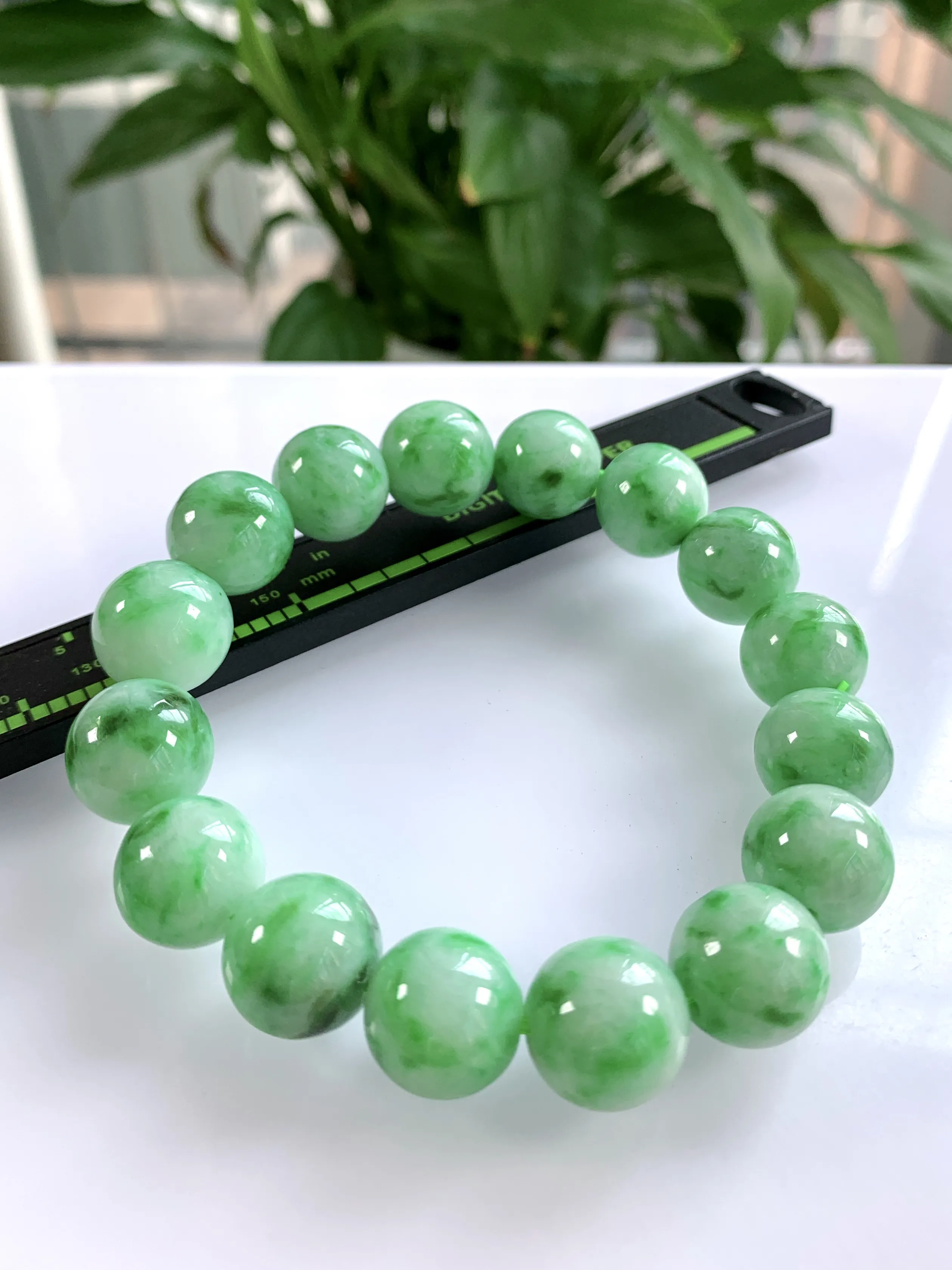 缅甸天然翡翠A货，冰润飘绿圆珠手串手链，尺寸：13.5mm/16颗，重量： 62.99g，一条多条，品质一样，择优发货。