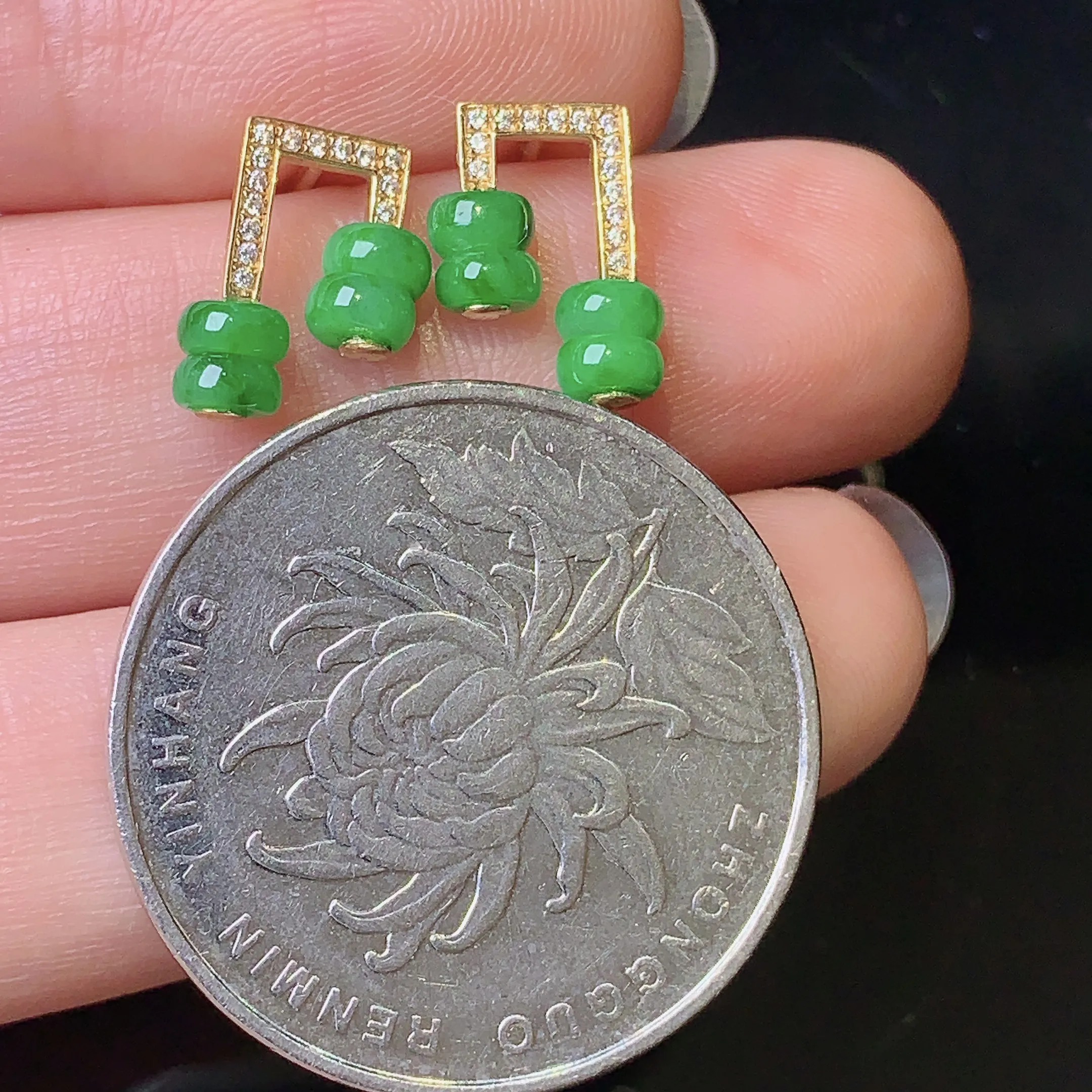 18k金钻镶嵌满绿算盘珠耳钉 玉质细腻 色泽艳丽 整体尺寸10.8*8*3.8