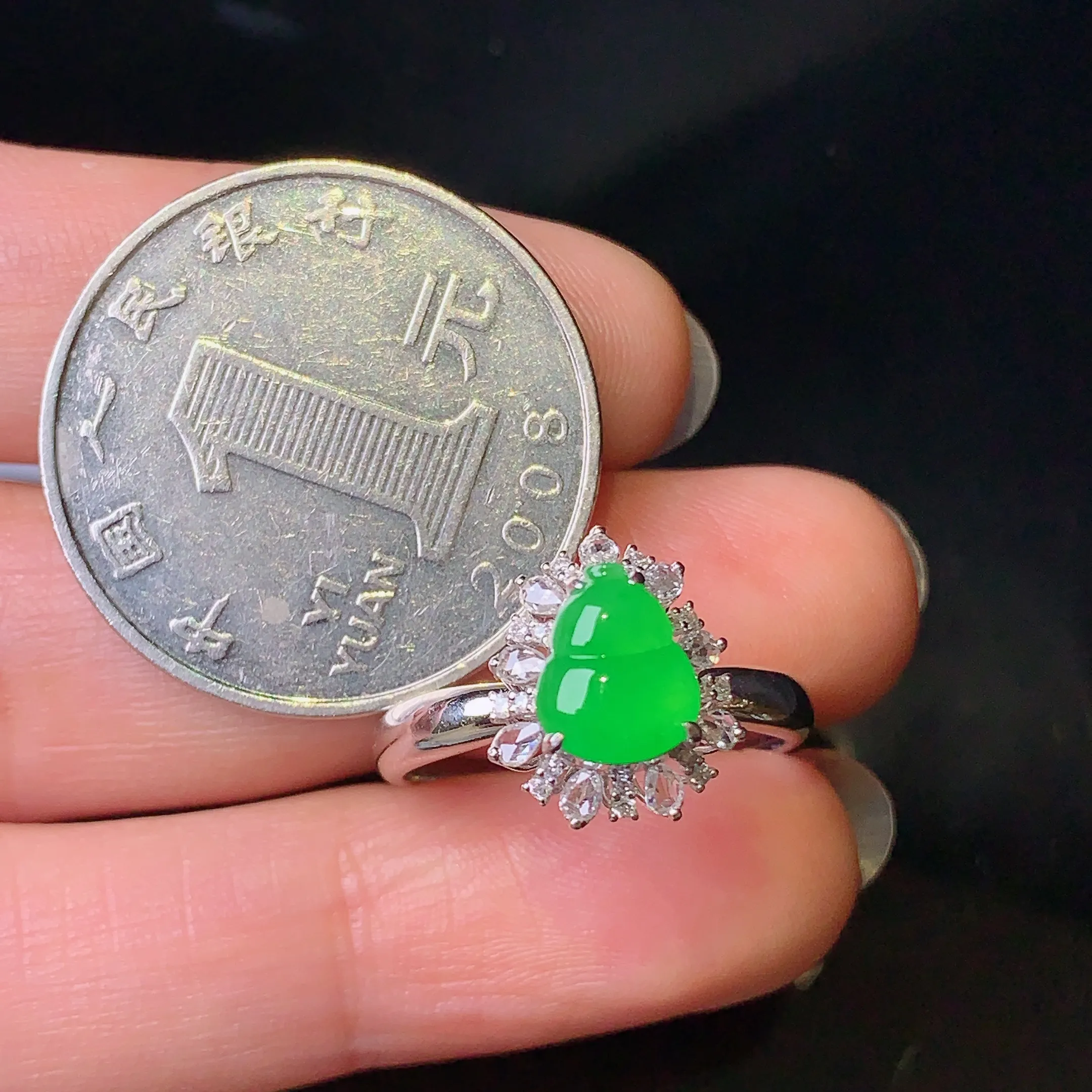 18k金镶嵌满绿葫芦戒指 玉质细腻 色泽艳丽 圈口14 整体尺寸12.2*10.4*8.7