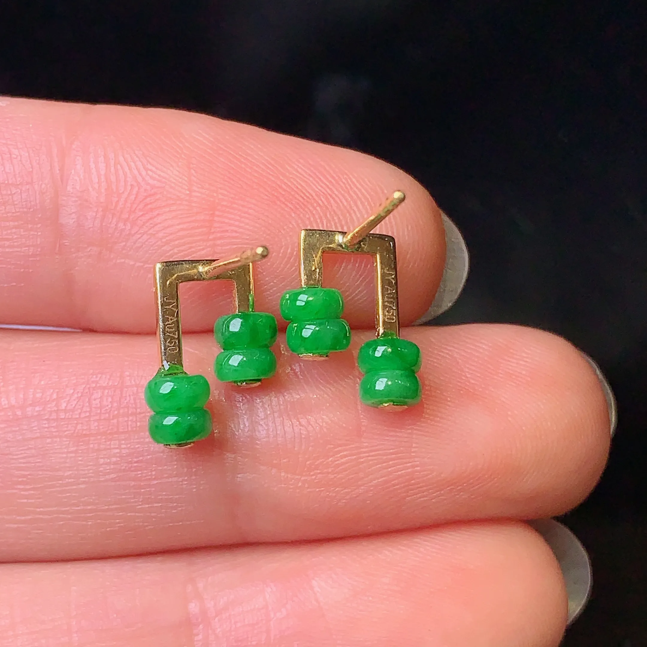 18k金钻镶嵌满绿算盘珠耳钉 玉质细腻 色泽艳丽 整体尺寸10.8*8*3.8