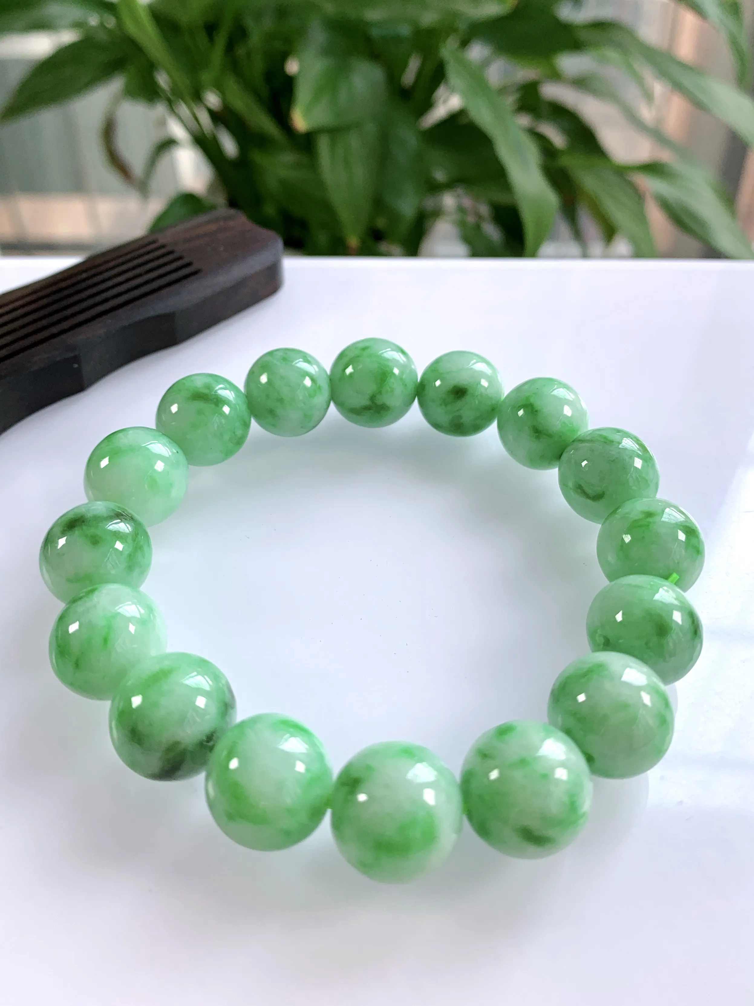 缅甸天然翡翠A货，冰润飘绿圆珠手串手链，尺寸：13.5mm/16颗，重量： 62.99g，一条多条，