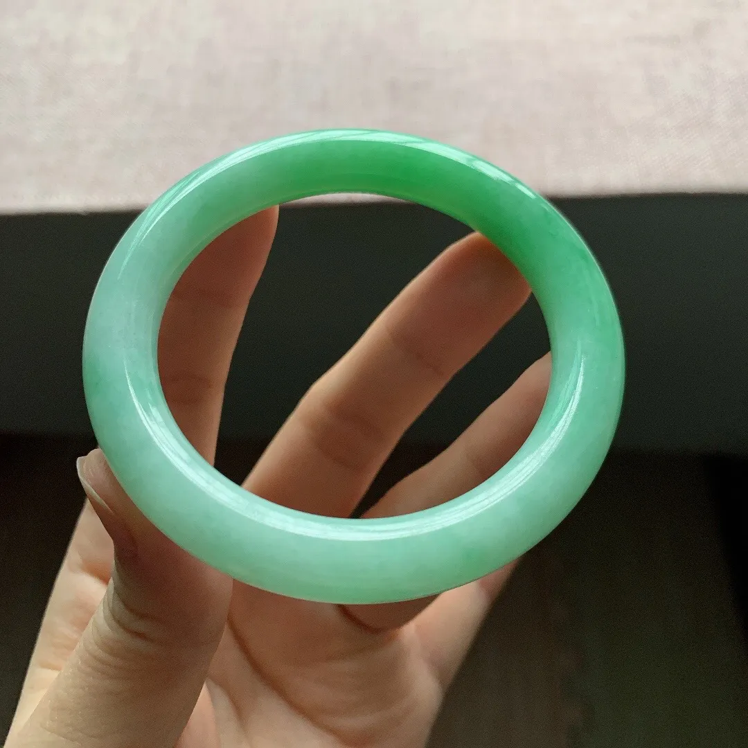 老坑冰润飘阳绿圆条翡翠手镯，尺寸:55.2-9.7-9.5mm，适合55-56圈口。