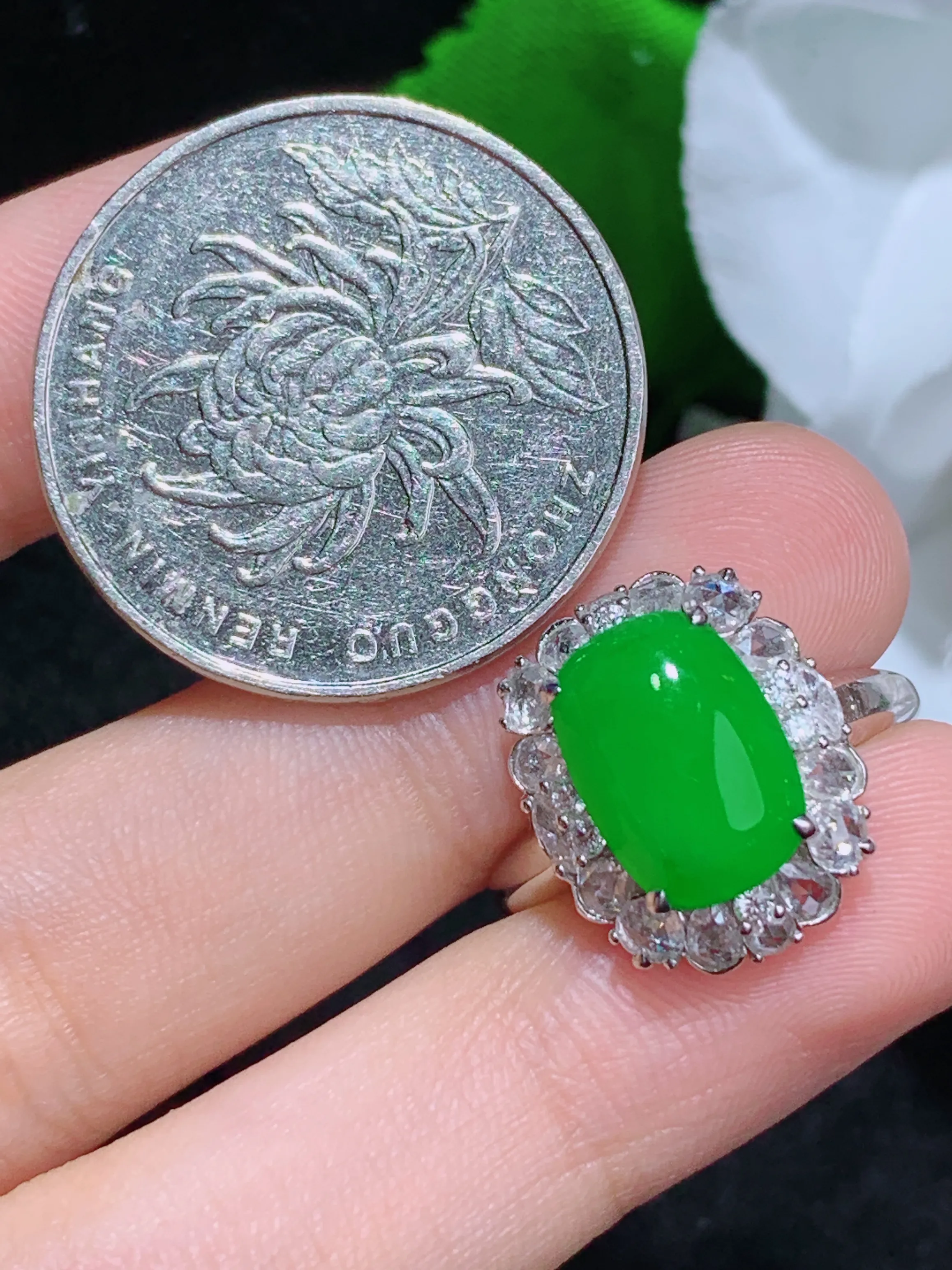 满绿蛋面戒指，18k金镶嵌，冰润细腻，佩戴效果出众，整体尺寸：15.7-12.8