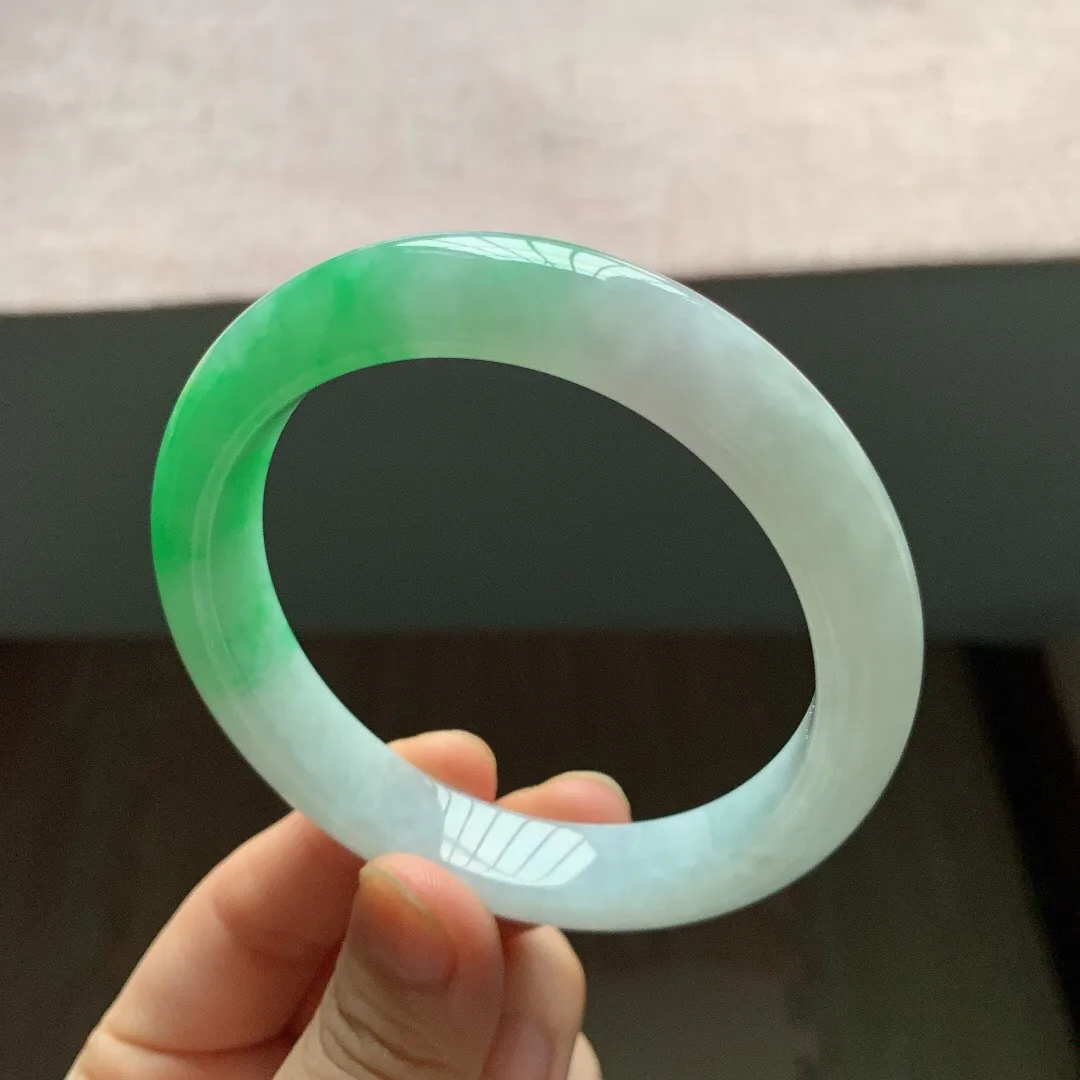 老坑冰润飘阳绿白底青正圈翡翠手镯，尺寸:60.2-12.2-8.9mm，无纹裂，适合60-61圈口。