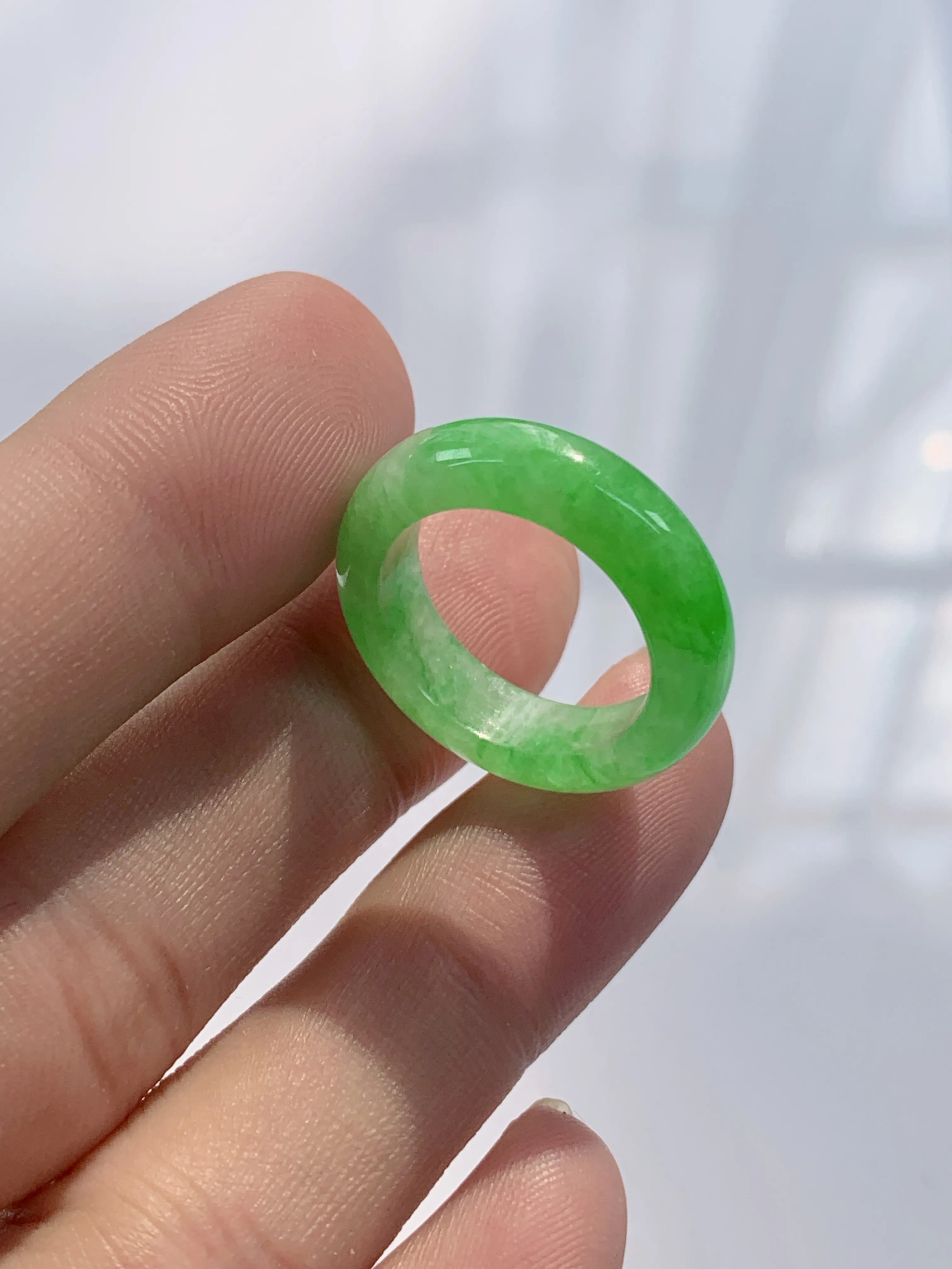缅甸天然翡翠A货，冰种起胶满绿阳绿指环戒指，尺寸：圈口内径17.1mm，宽厚6/3.9mm，