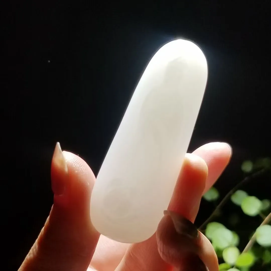 【普度众生】和田玉俄料羊脂白玉观音挂件，料子细腻，佩戴舒适。精雕细琢，观音慈眉善目，眉眼低垂，祥瑞之相。️仪彩华章，护身祈福，譬喻守护平安。尺寸60*21.7*12mm 重26.3克