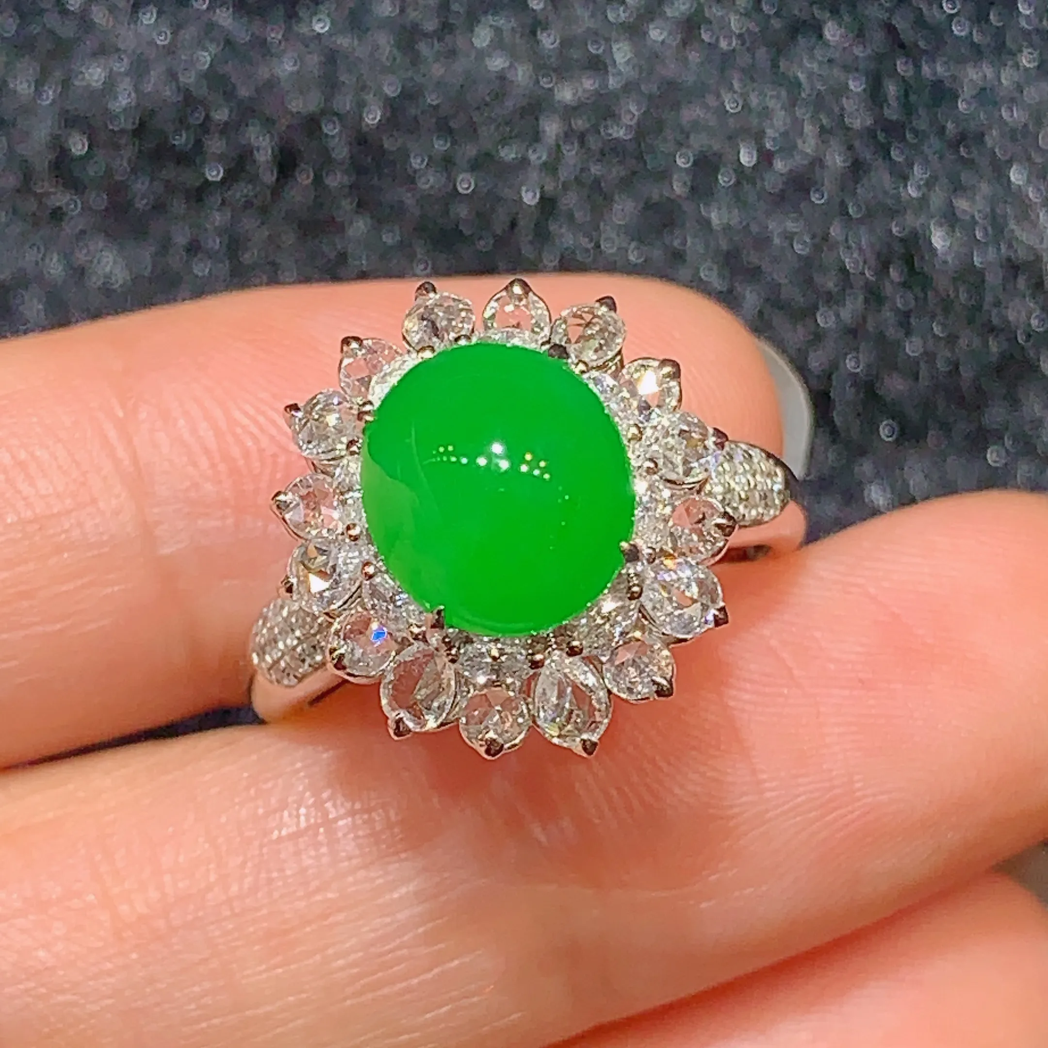 18k金钻镶嵌满绿蛋面戒指 玉质细腻 色泽艳丽 款式新颖时尚唯美 圈口14 整体尺寸16.1*14.