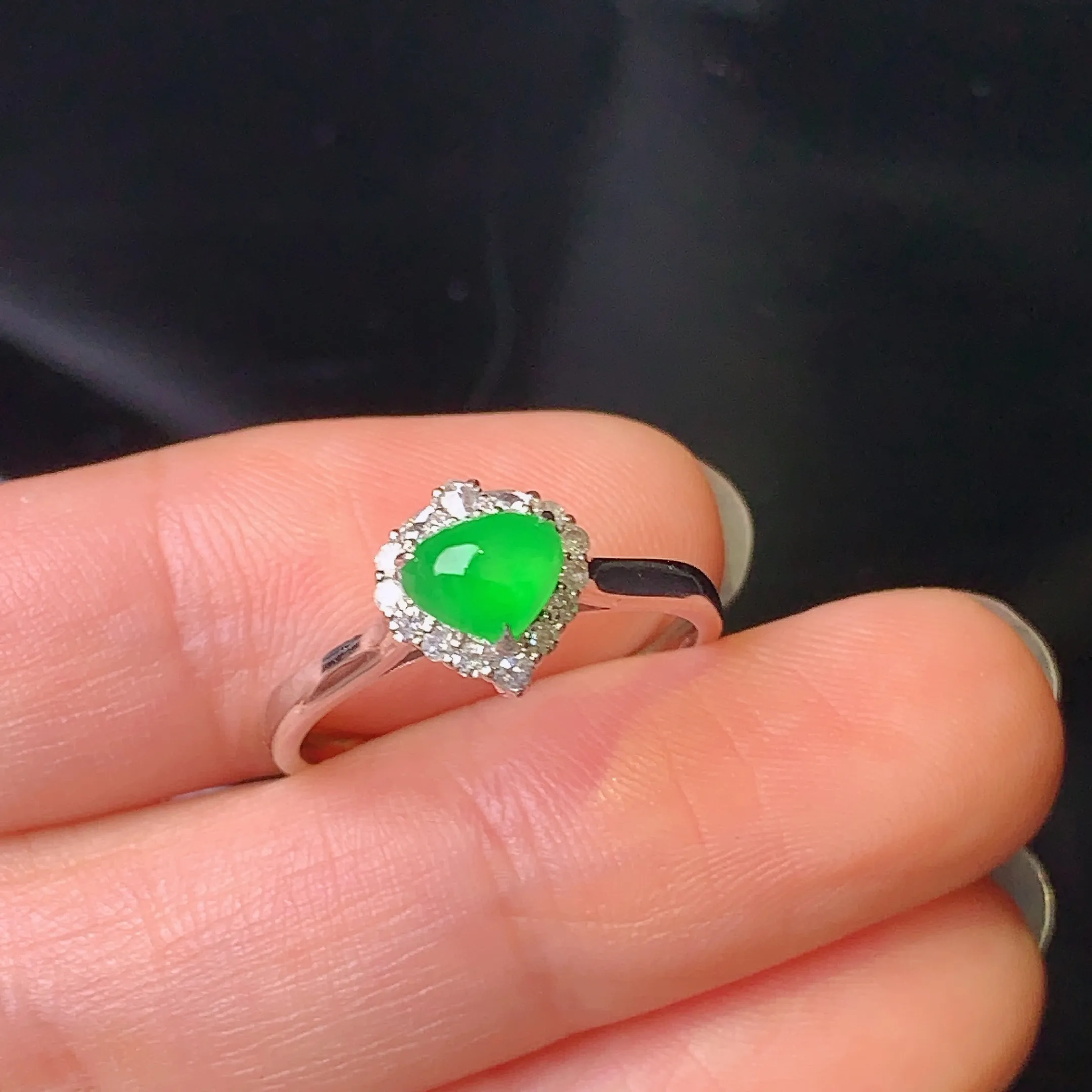 18k金钻镶嵌满绿心形戒指 玉质细腻 色泽艳丽 圈口14 整体尺寸8.6*8.2*6.7