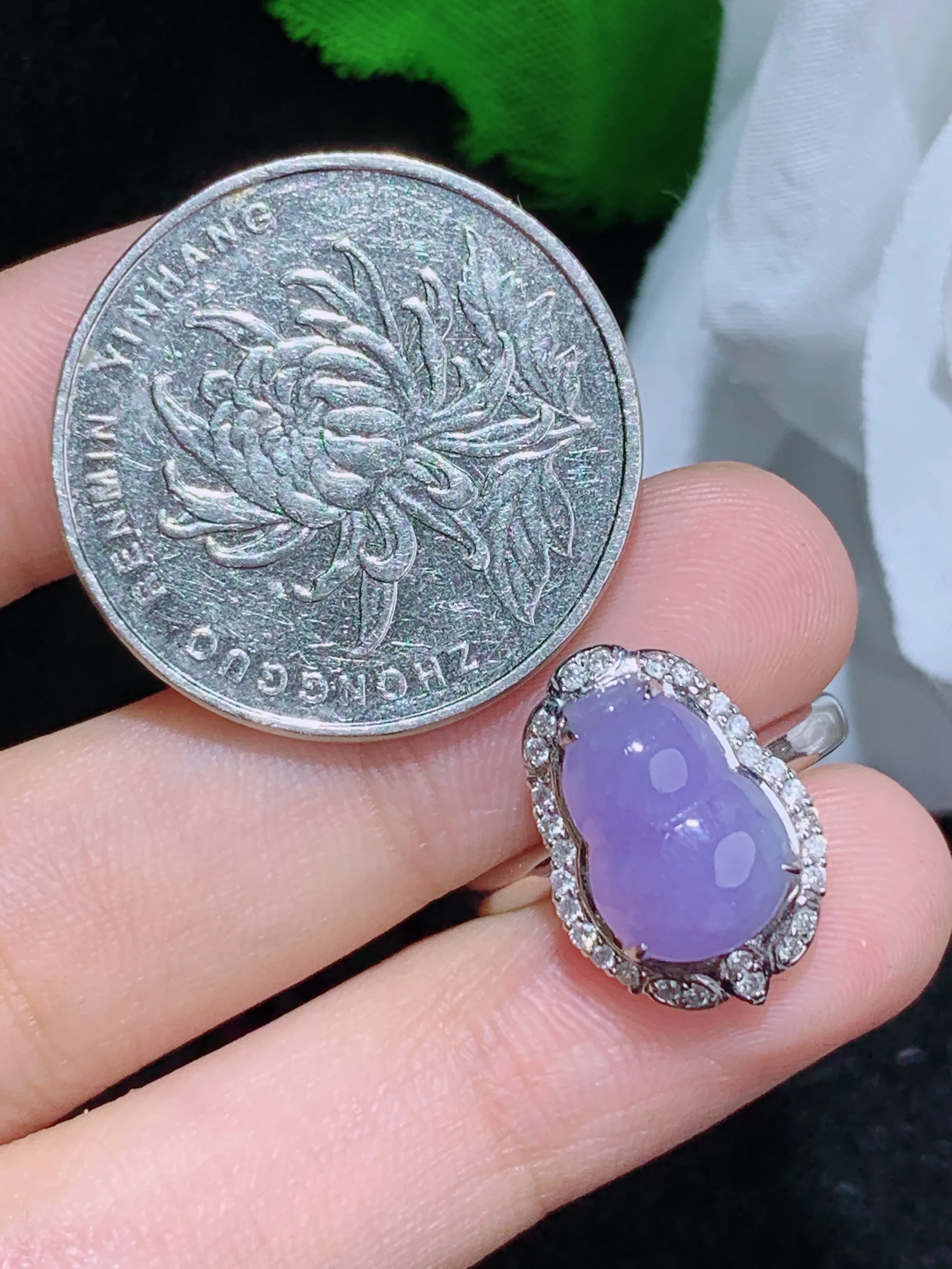 紫罗兰葫芦戒指，18k金镶嵌，冰润细腻，佩戴效果出众，整体尺寸：16.2-11.4