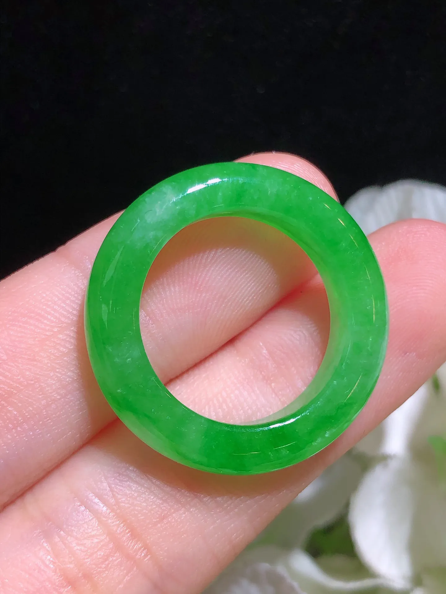 翡翠阳绿指环戒指 雕工精湛 颜色清爽 冰透水润