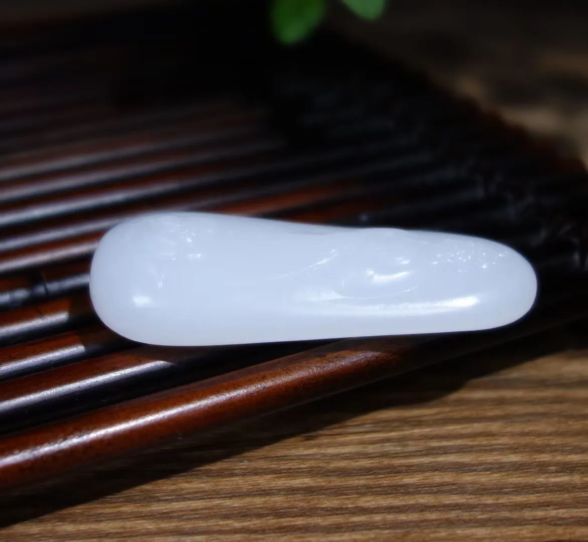 【普度众生】和田玉俄料羊脂白玉观音挂件，料子细腻，佩戴舒适。精雕细琢，观音慈眉善目，眉眼低垂，祥瑞之相。️仪彩华章，护身祈福，譬喻守护平安。尺寸60*21.7*12mm 重26.3克