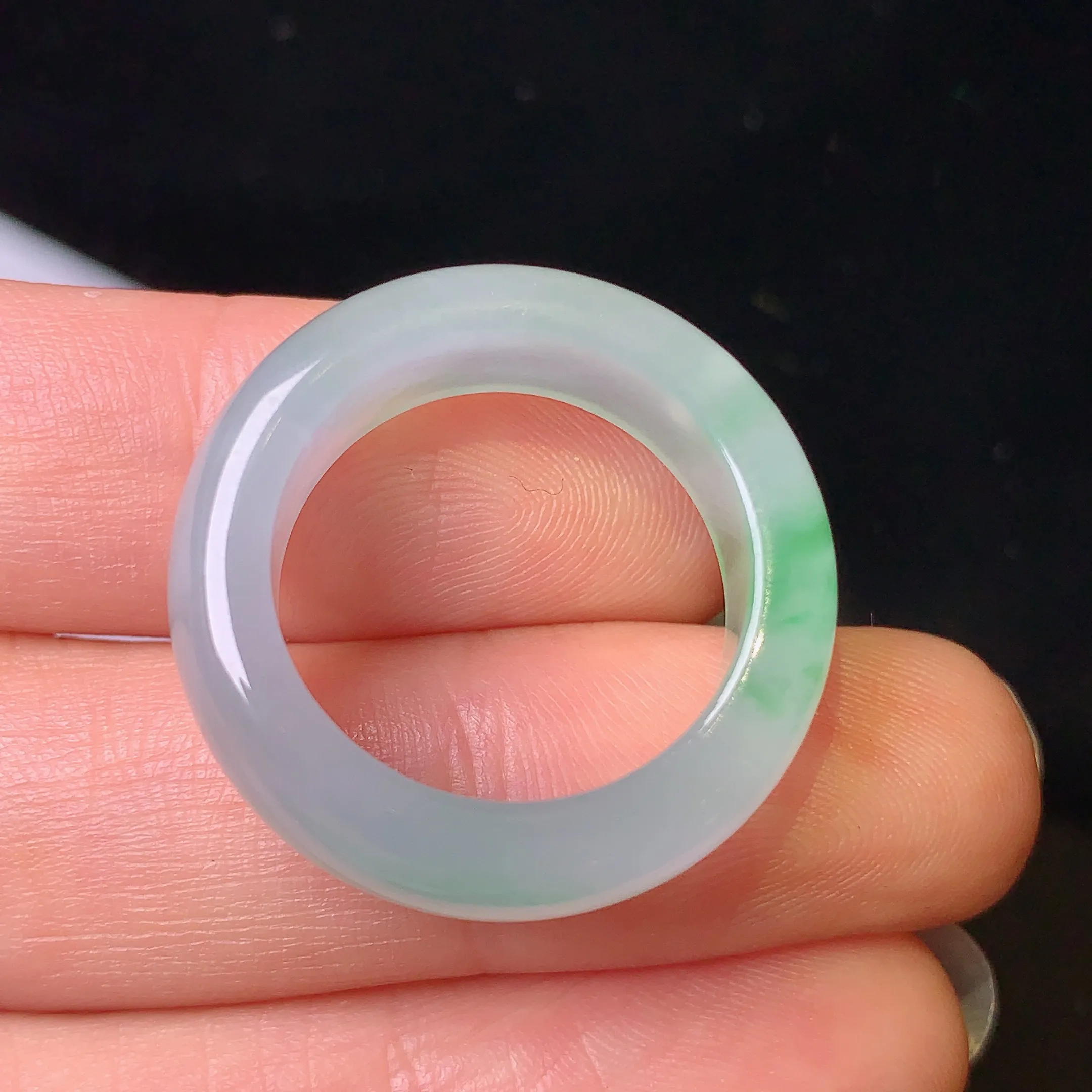 飘绿指环 玉质细腻 水润透亮 圈口15.5 整体尺寸25.3*7.4*3.8