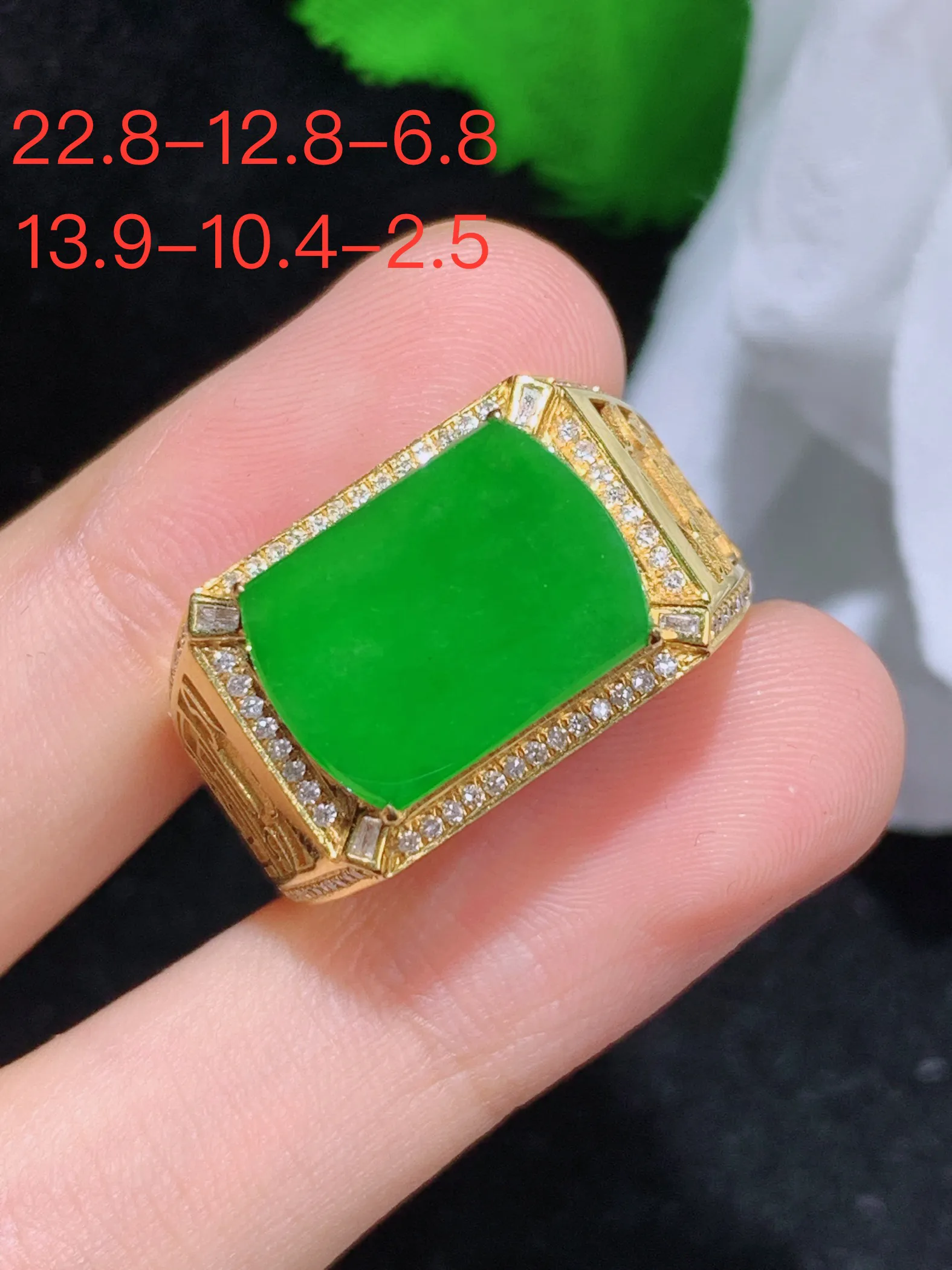 满绿马鞍戒指，18k金镶嵌，冰润细腻，佩戴效果出众，整体尺寸：22.8-12.8-6.8