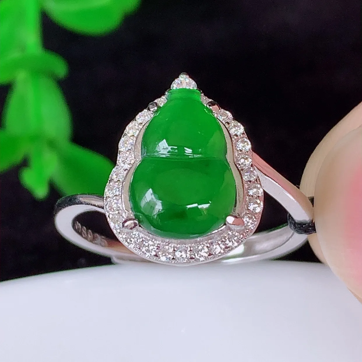 冰透满绿翡翠925银镶嵌葫芦戒指，自然光实拍，翠色灵动，颜色漂亮，种老水足，品相佳佩戴佳品！#36.