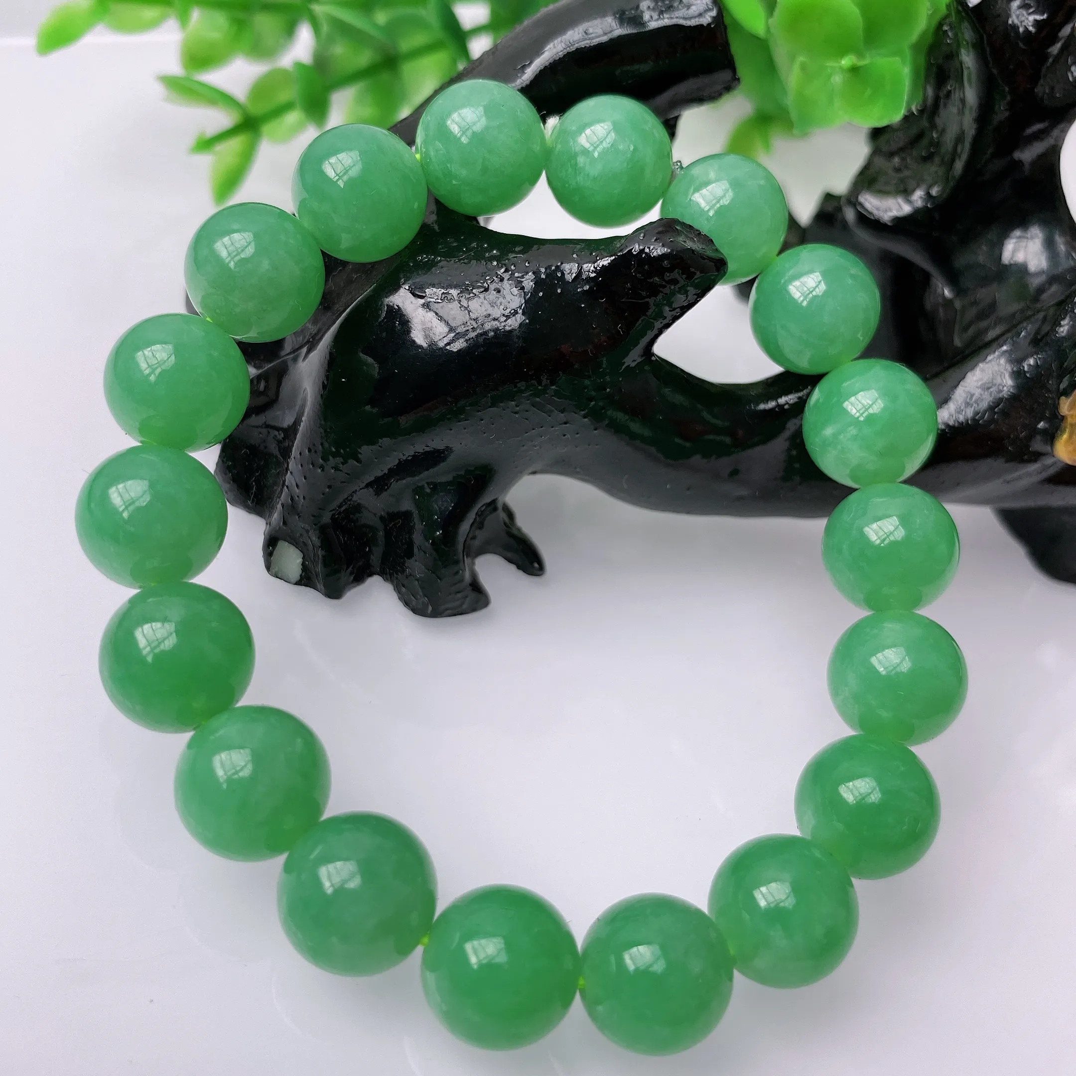 天然翡翠A货 绿色圆珠手链 翡翠手串 满绿圆珠 种老水足，冰清玉润  颜色漂亮  取一尺寸10.6m