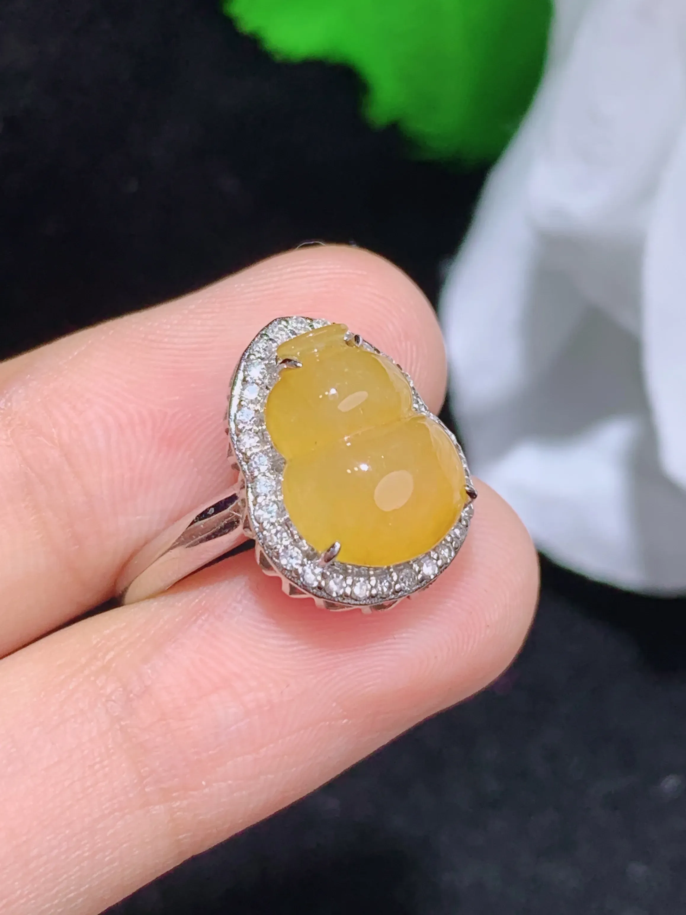 黄翡葫芦戒指，18k金镶嵌，冰润细腻，佩戴效果出众，整体尺寸：14.8-11.6