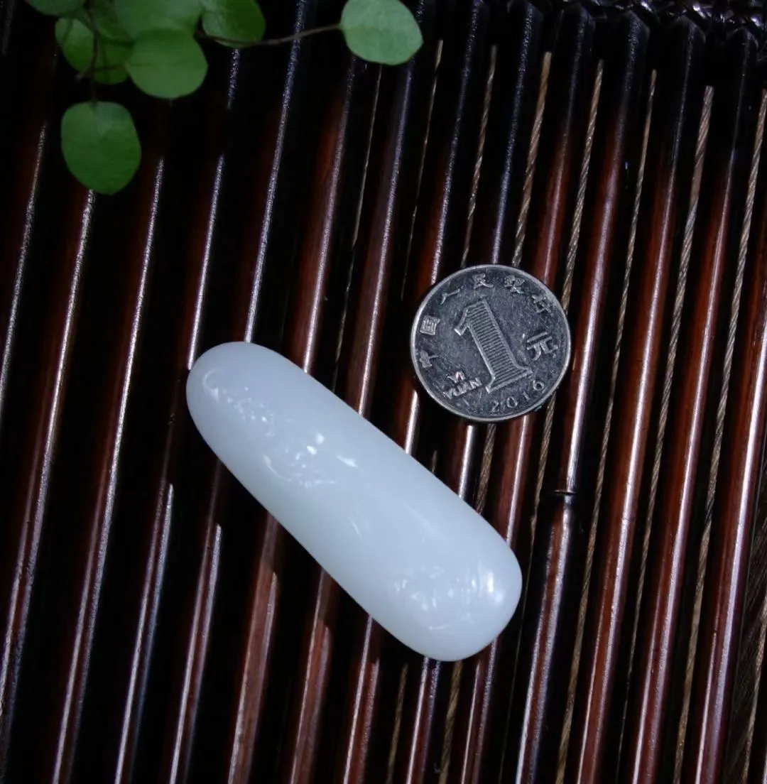 【普度众生】和田玉俄料羊脂白玉观音挂件，料子细腻，佩戴舒适。精雕细琢，观音慈眉善目，眉眼低垂，祥瑞之相。️仪彩华章，护身祈福，譬喻守护平安。尺寸60*21.7*12mm 重26.3克