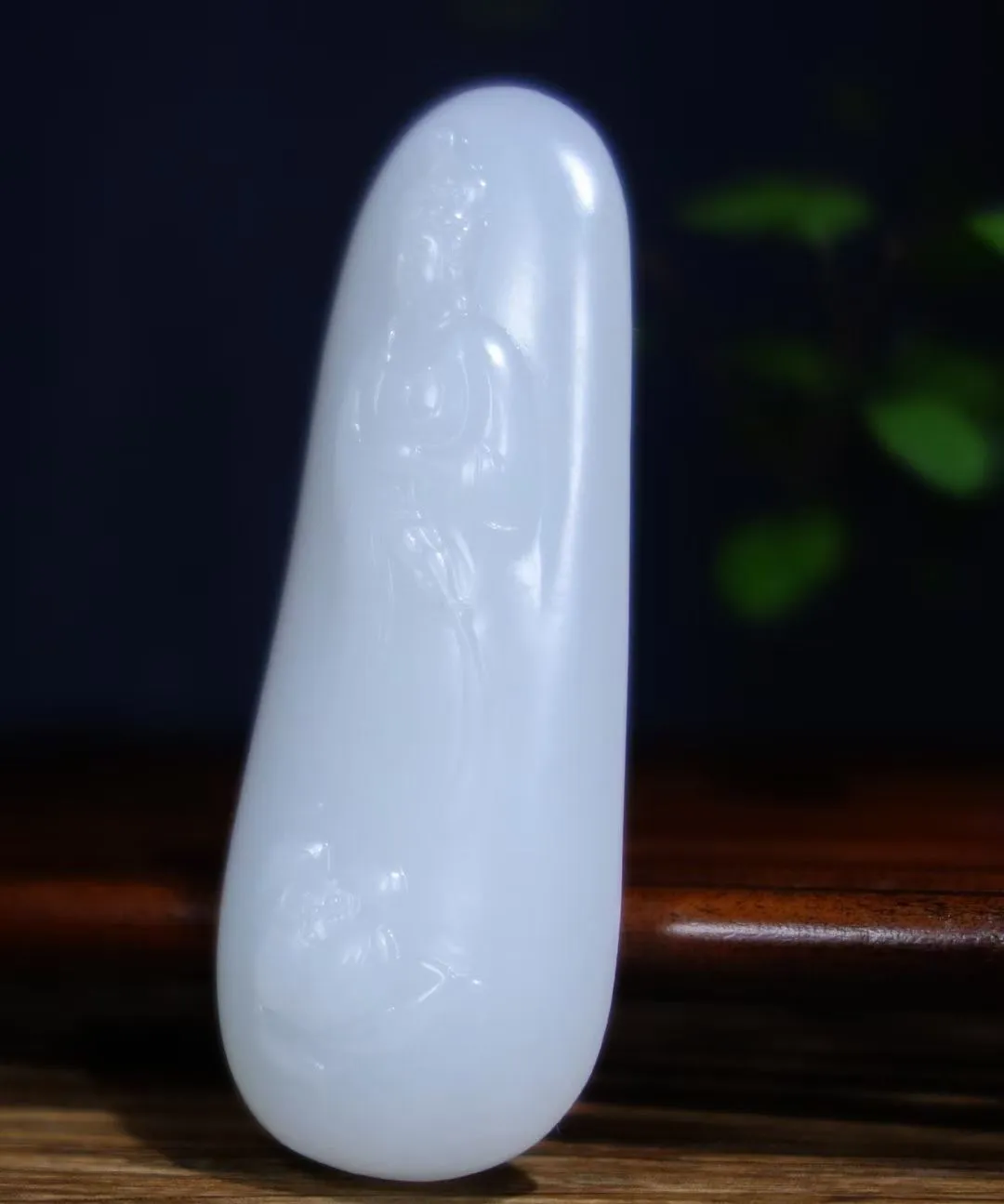 【普度众生】和田玉俄料羊脂白玉观音挂件，料子细腻，佩戴舒适。精雕细琢，观音慈眉善目，眉眼低垂，祥瑞之相。️仪彩华章，护身祈福，譬喻守护平安。尺寸60*21.7*12mm 重26.3克