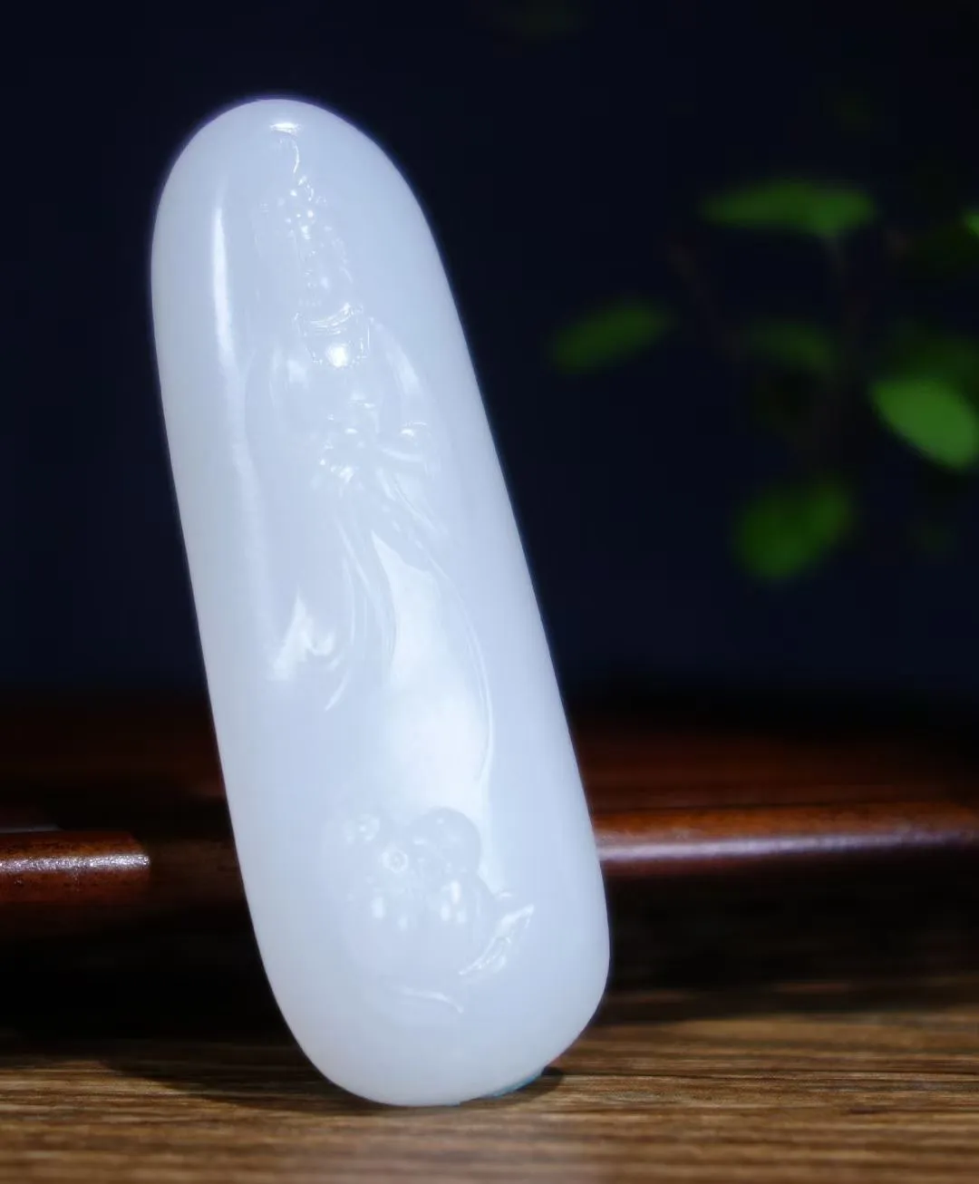 【普度众生】和田玉俄料羊脂白玉观音挂件，料子细腻，佩戴舒适。精雕细琢，观音慈眉善目，眉眼低垂，祥瑞之相。️仪彩华章，护身祈福，譬喻守护平安。尺寸60*21.7*12mm 重26.3克