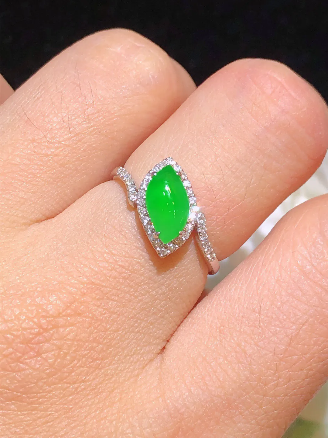 翡翠冰绿随形戒指 雕工精湛 颜色清爽 冰透水润