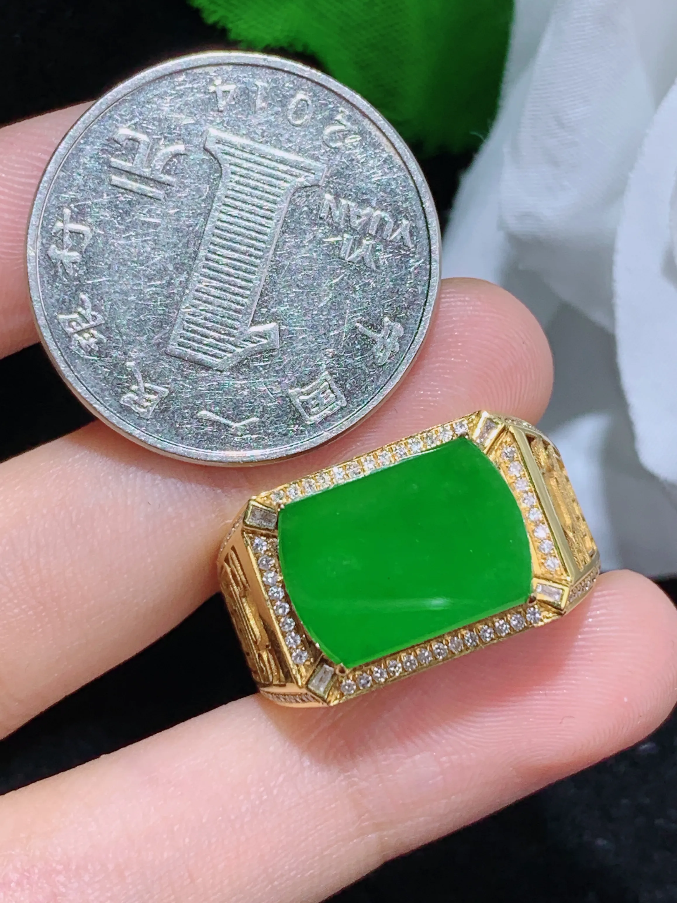 满绿马鞍戒指，18k金镶嵌，冰润细腻，佩戴效果出众，整体尺寸：22.8-12.8-6.8