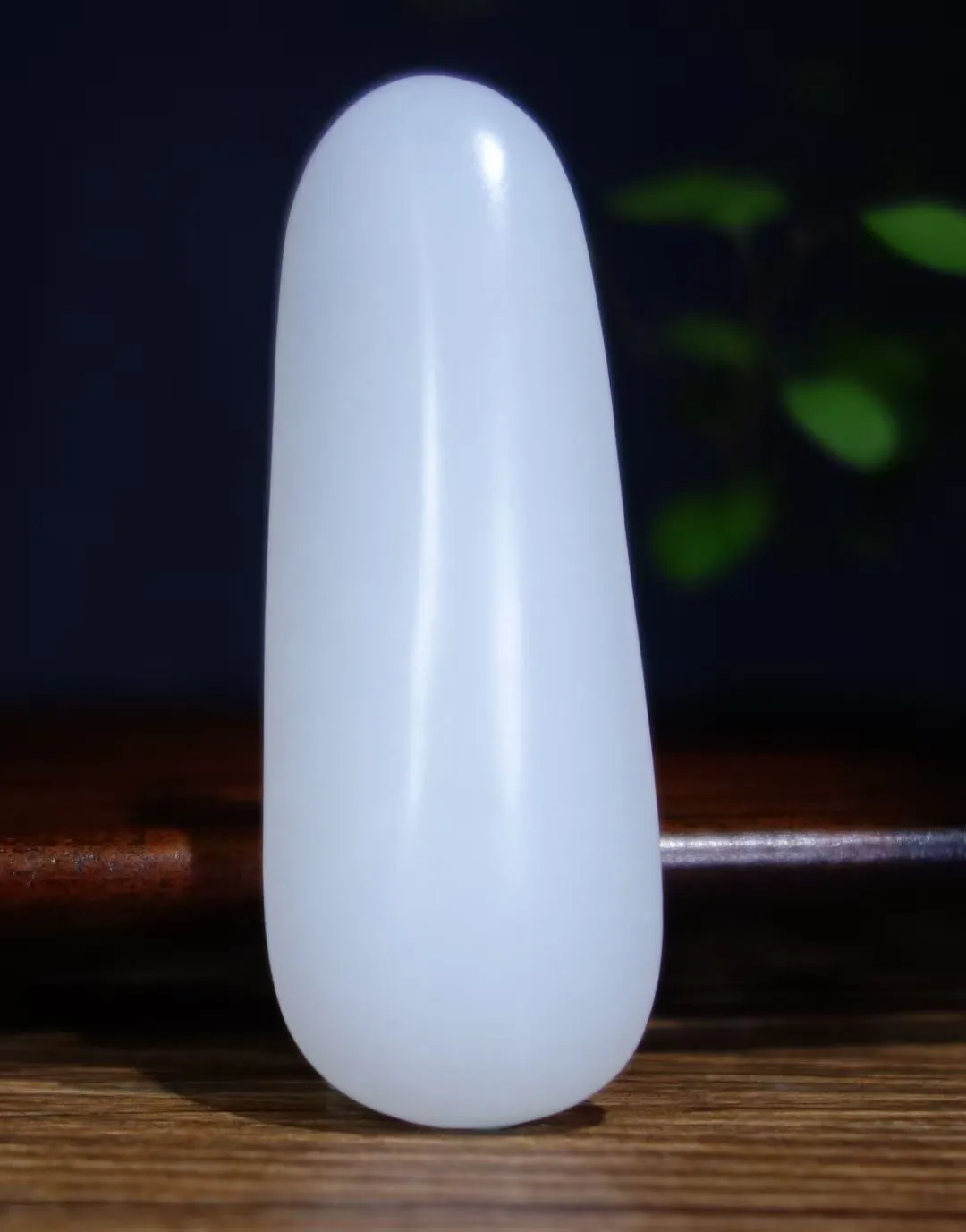 【普度众生】和田玉俄料羊脂白玉观音挂件，料子细腻，佩戴舒适。精雕细琢，观音慈眉善目，眉眼低垂，祥瑞之相。️仪彩华章，护身祈福，譬喻守护平安。尺寸60*21.7*12mm 重26.3克