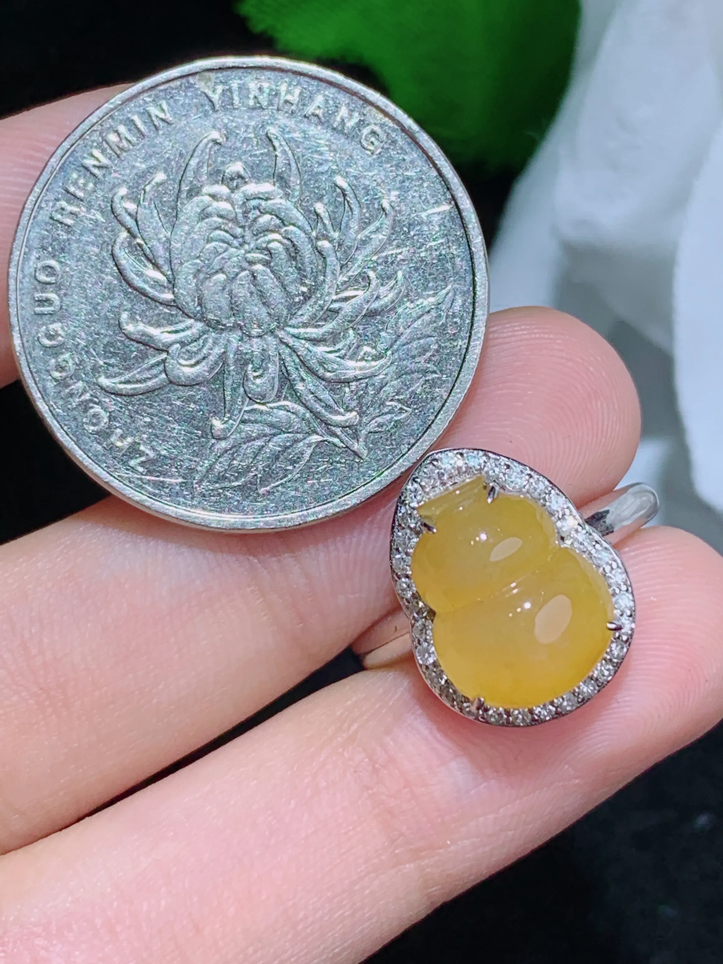 黄翡葫芦戒指，18k金镶嵌，冰润细腻，佩戴效果出众，整体尺寸：14.8-11.6