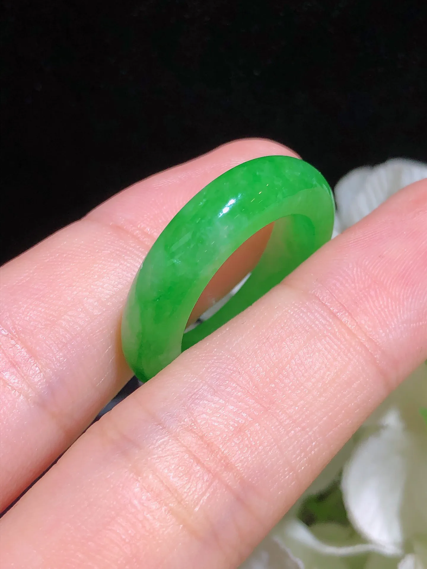 翡翠阳绿指环戒指 雕工精湛 颜色清爽 冰透水润