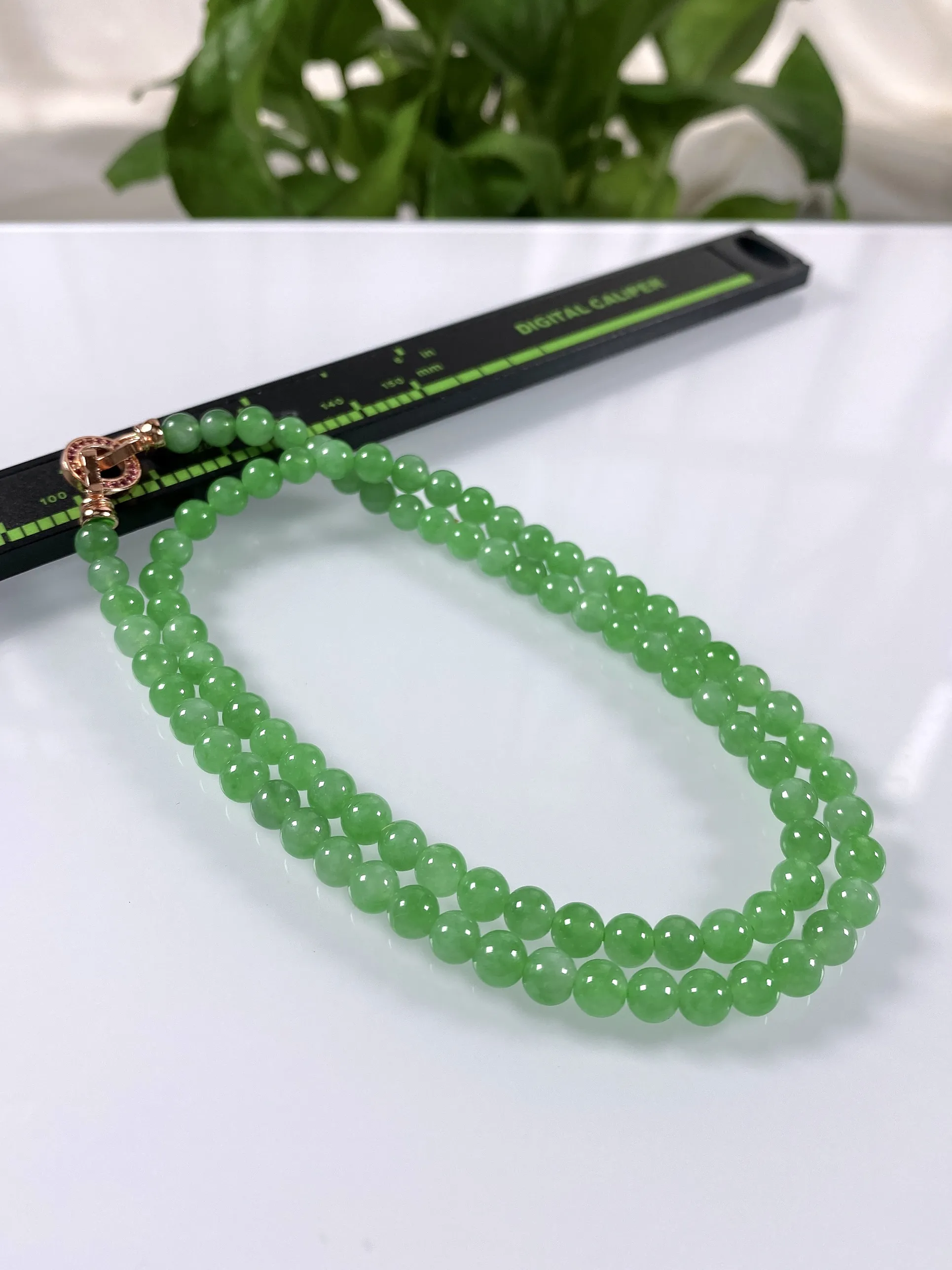 缅甸天然翡翠A货，卡5.3冰种起胶满绿阳绿圆珠锁骨项链，尺寸：5.3mm/90颗，长度440mm，重