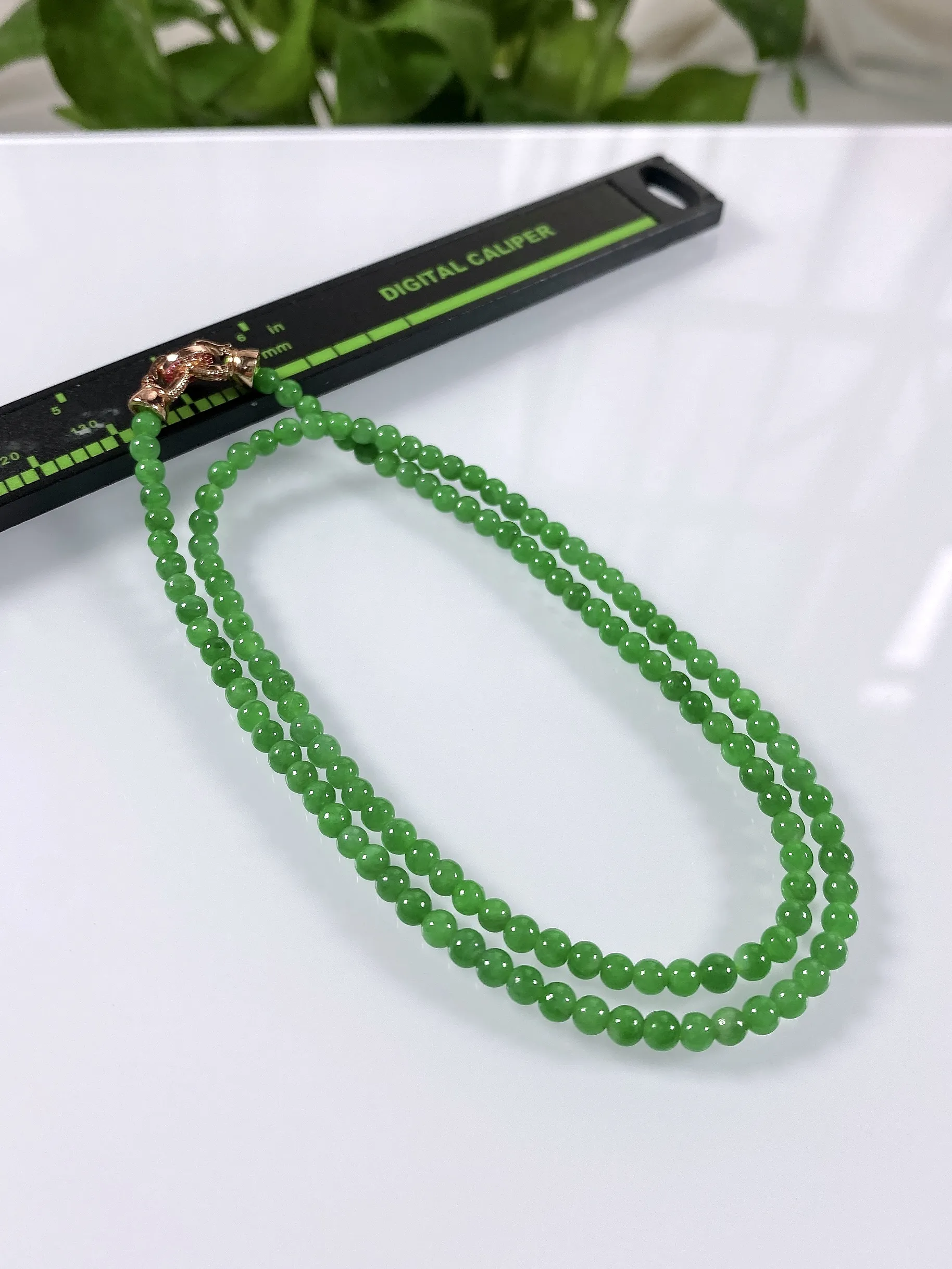 缅甸天然翡翠A货，卡3.5冰润满绿阳绿小米珠小圆珠锁骨项链，尺寸：3.5mm/132颗，长度420mm，重量：9.40g，一手多件，品质一样，择优发货。