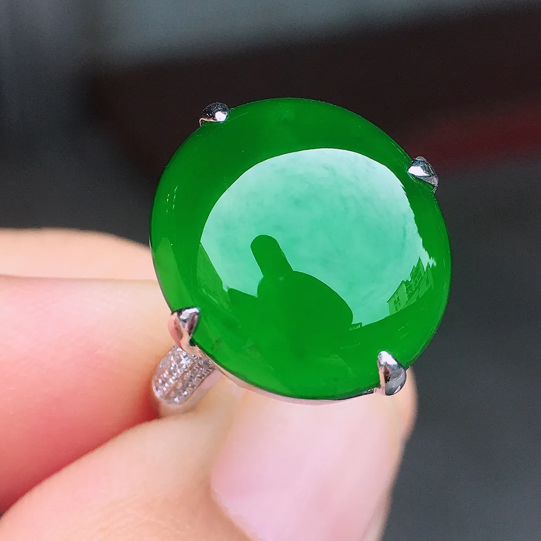 超好看的一枚绿蛋面戒指，种水细腻莹润，
光感十足，器型很饱满，简单大气，优
雅迷人～18k金豪华镶嵌