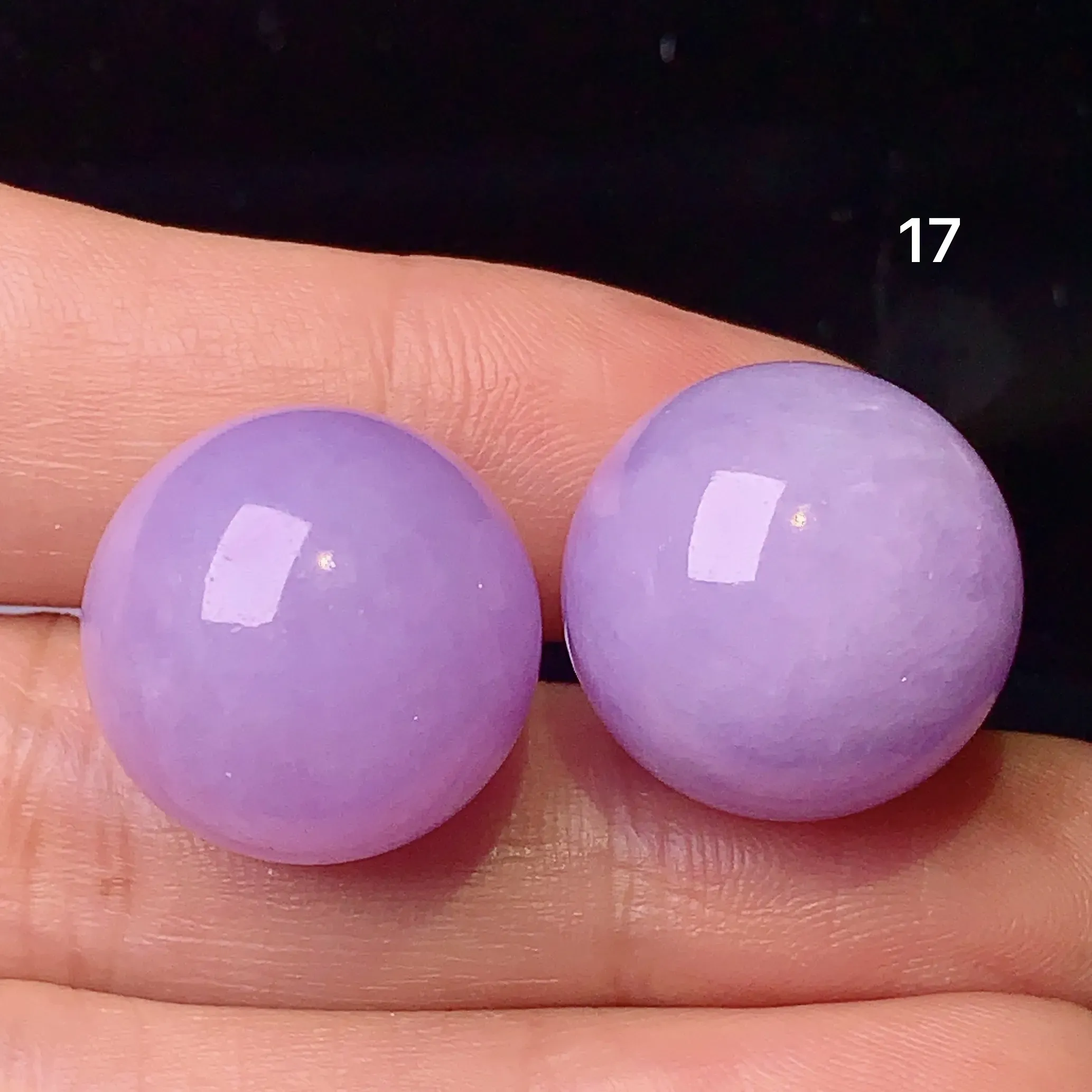 紫罗兰圆珠一对 玉质细腻 色泽清新艳丽 整体尺寸17
