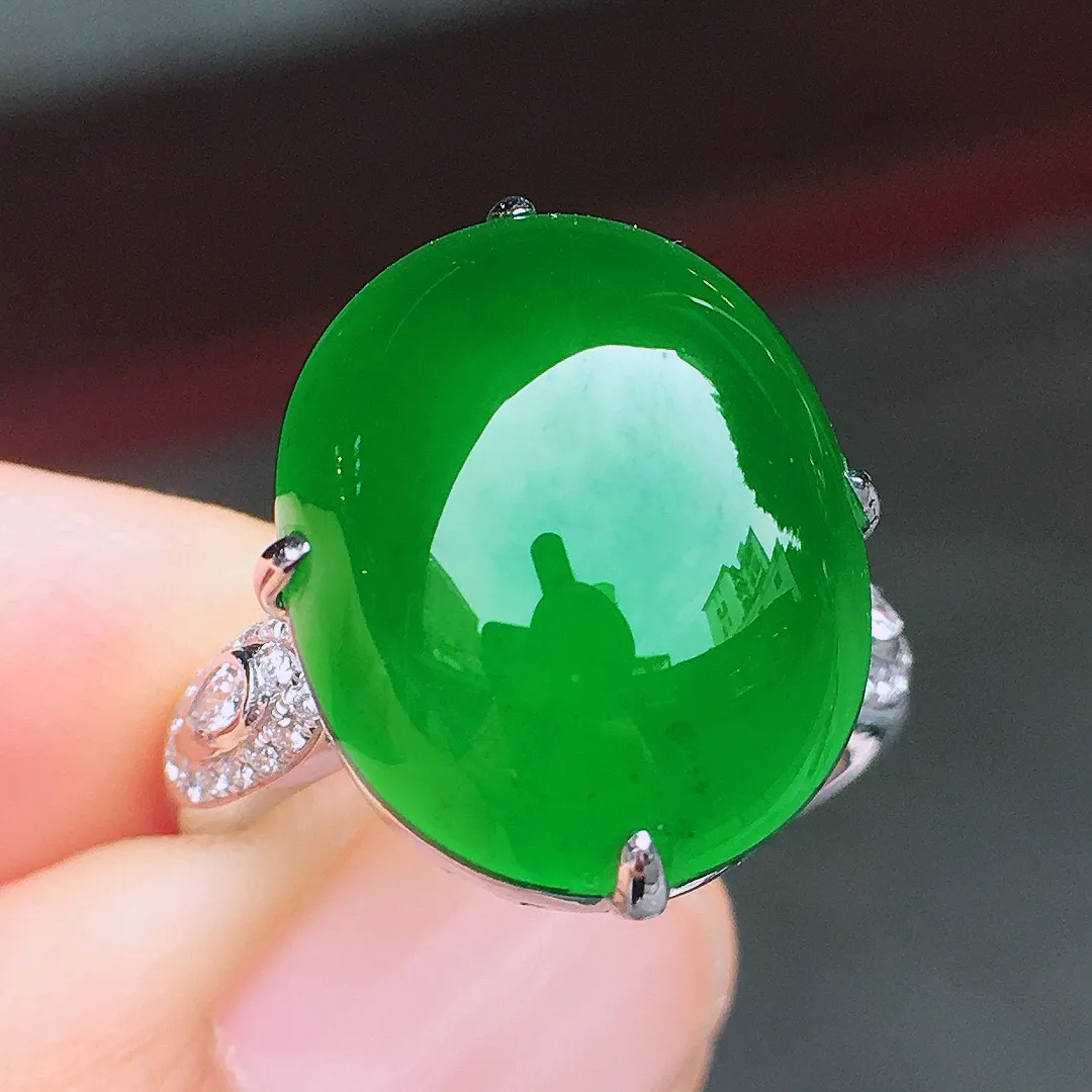 超好看的一枚绿蛋面戒指，种水细腻莹润，
光感十足，器型很饱满，简单大方，优
雅迷人～18k金豪华镶嵌