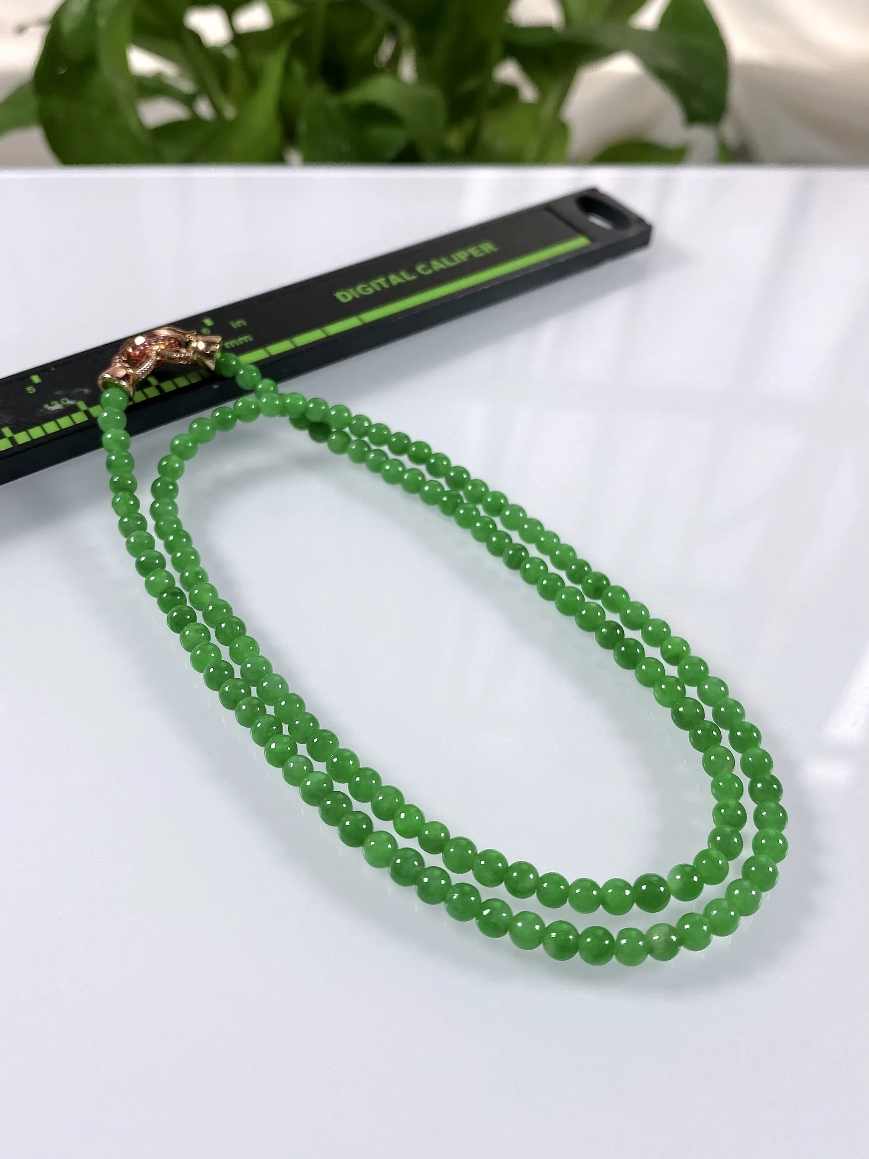 缅甸天然翡翠A货，卡3.5冰润满绿阳绿小米珠小圆珠锁骨项链，尺寸：3.5mm/132颗，长度420m