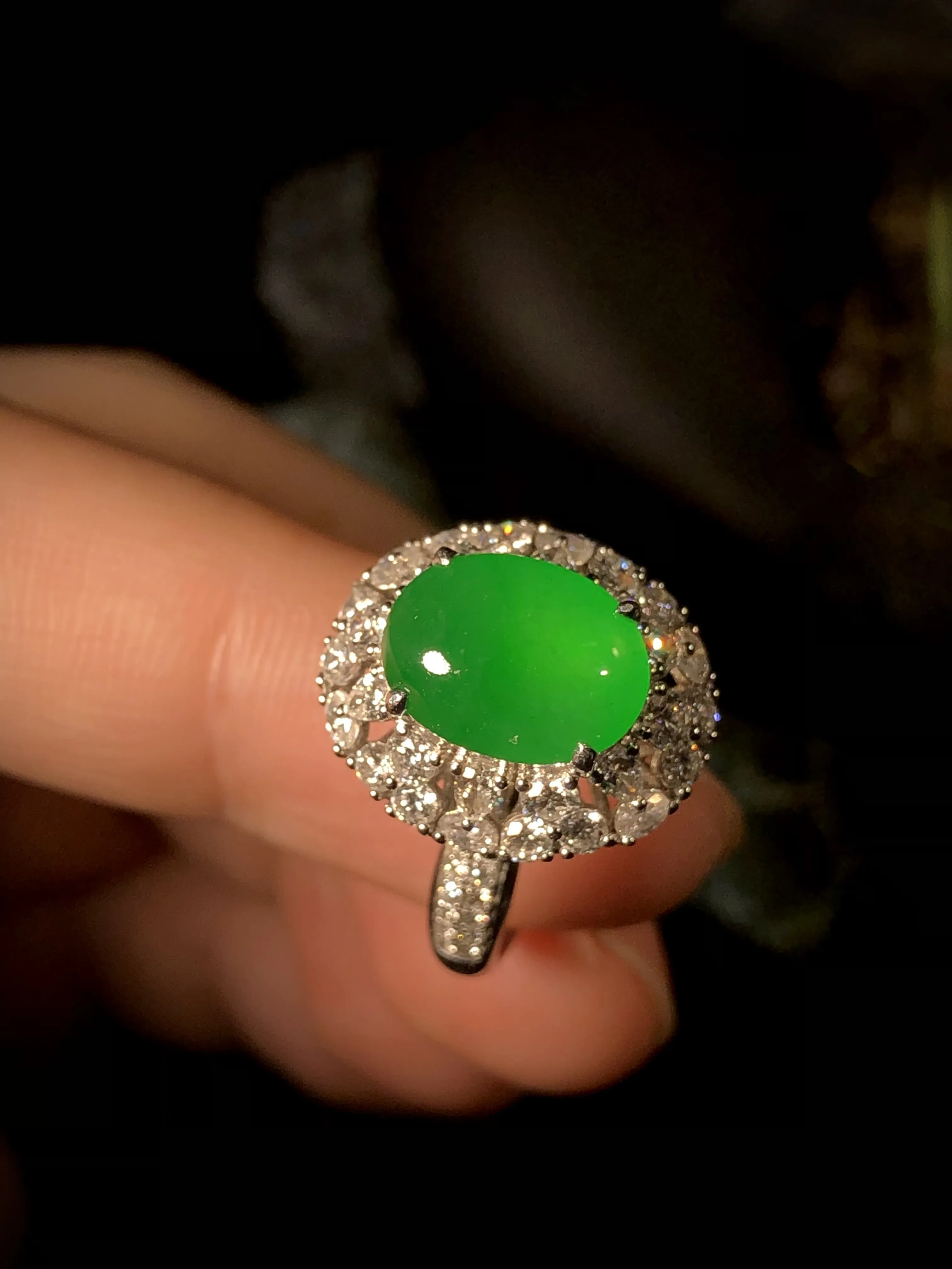 精品绿戒指，裸石10.7-8.2-4.2mm，
14#，8g，18K金，南非钻，