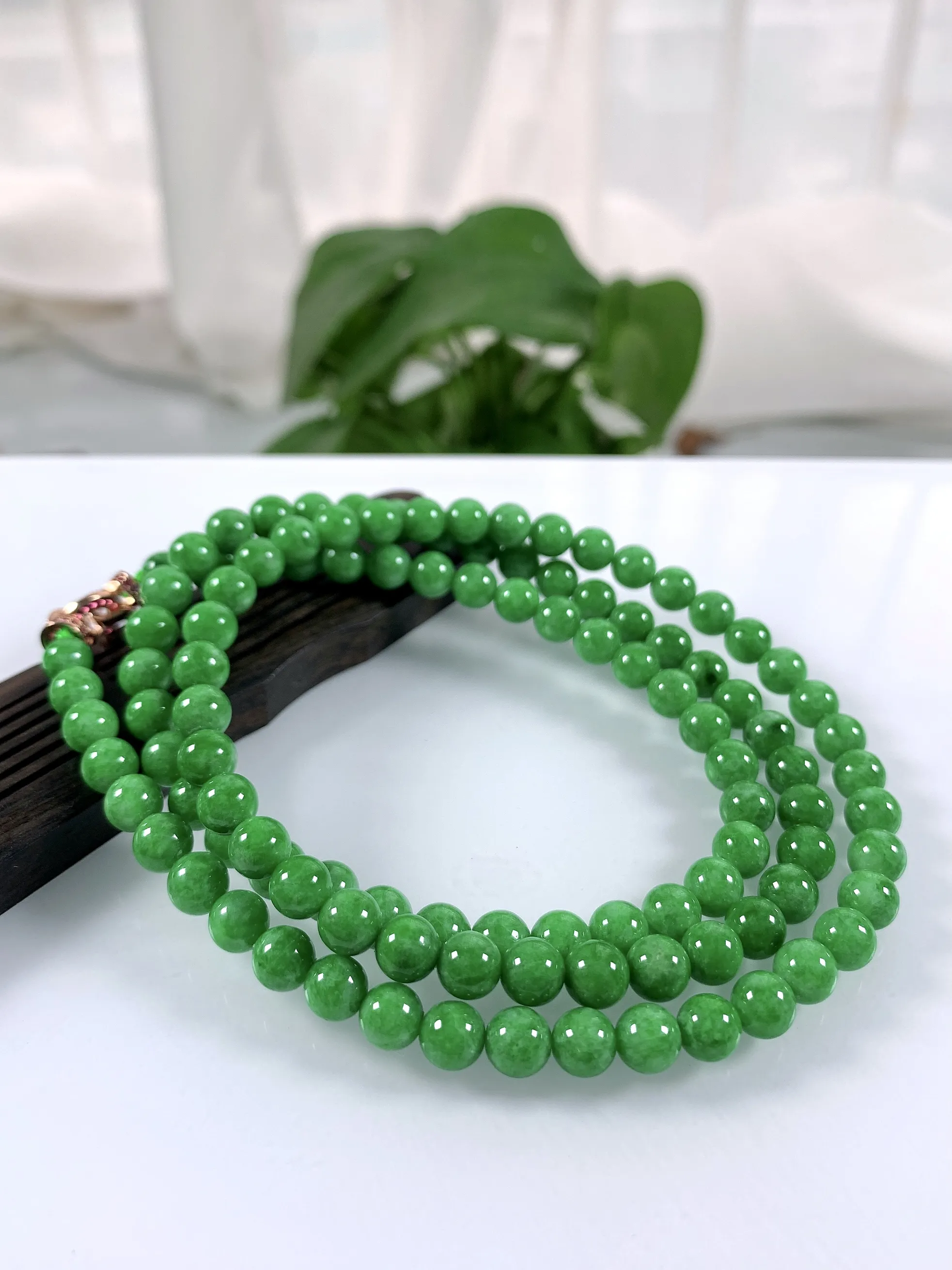 缅甸天然翡翠A货，冰润满绿辣阳绿圆珠项链，尺寸：6.5mm/108颗，长度670mm，重量：49.90g