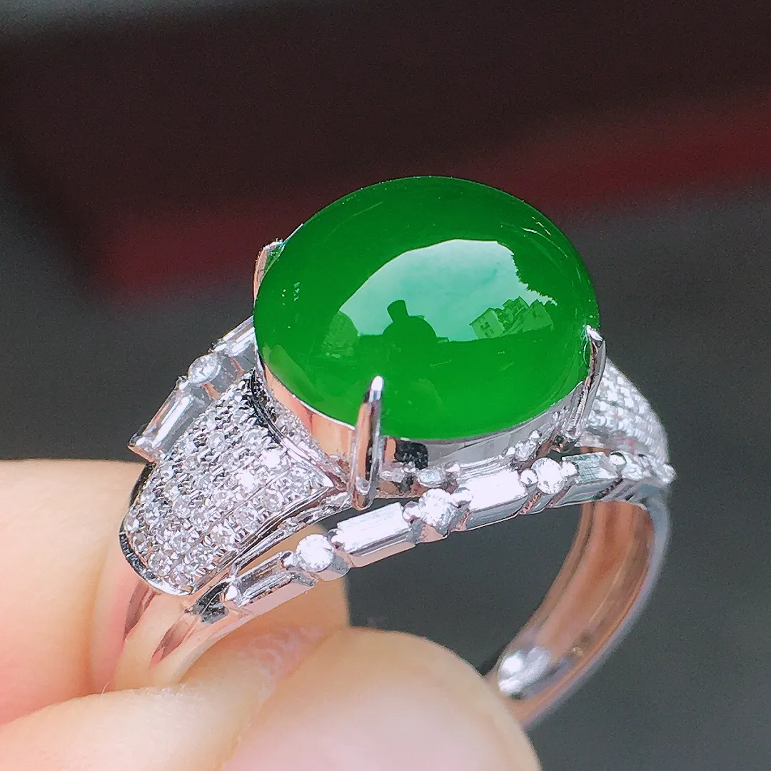 超好看的一枚绿蛋面戒指，种水细腻莹润，
光感十足，器型很饱满，优
雅迷人～18k金豪华镶嵌