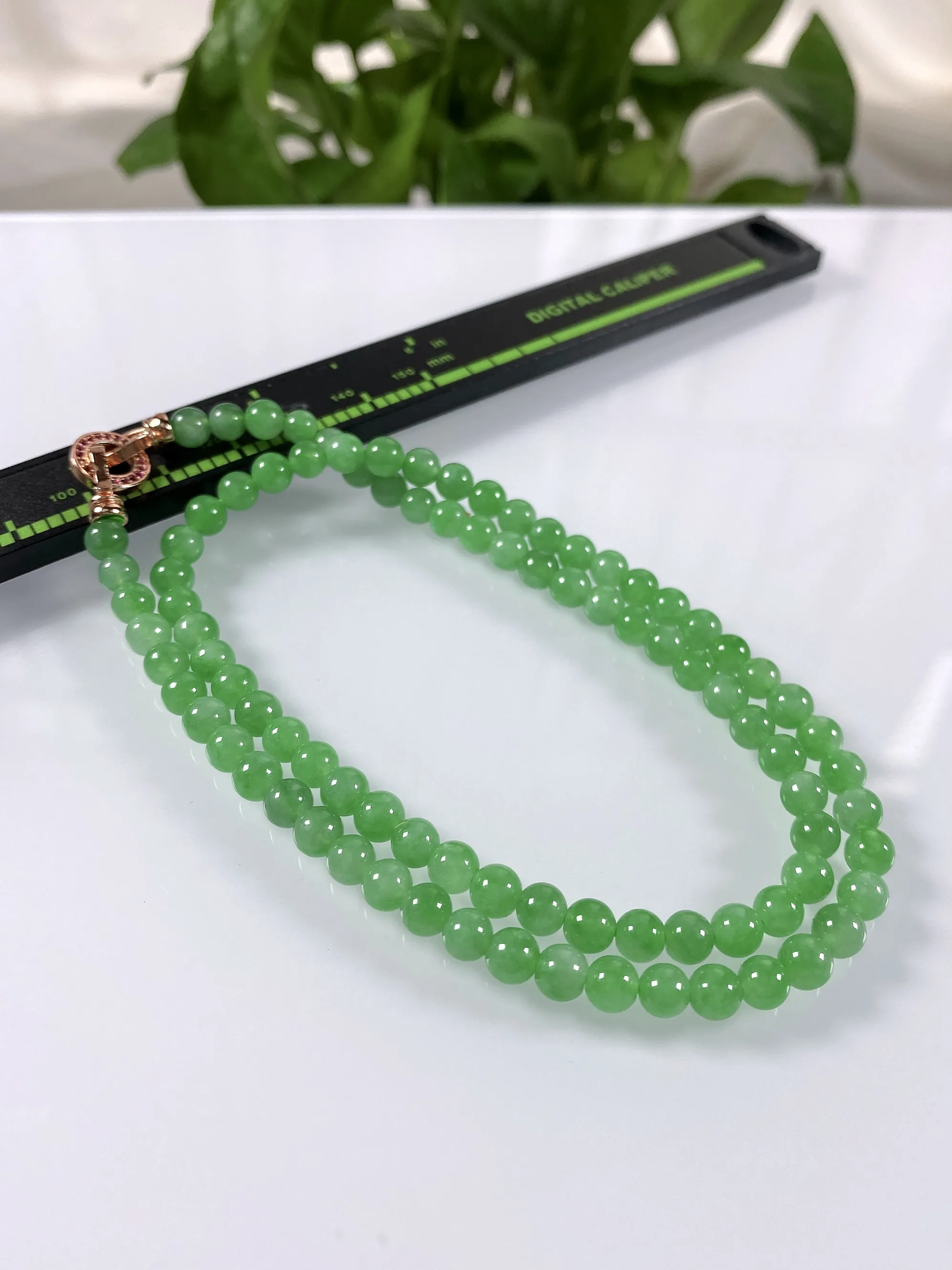 缅甸天然翡翠A货，卡5.3冰种起胶满绿阳绿圆珠锁骨项链，尺寸：5.3mm/90颗，长度440mm，重量：21.70g
