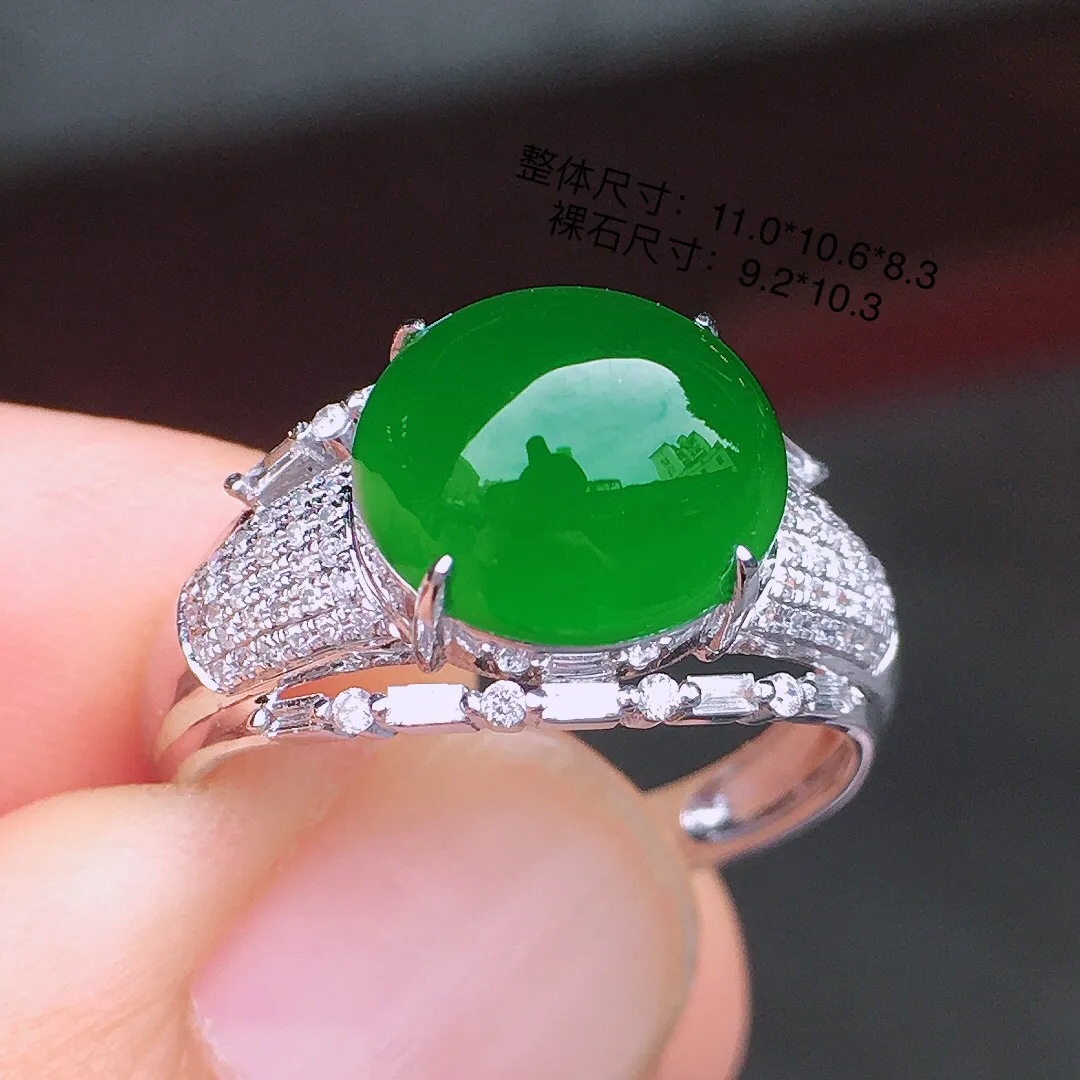 超好看的一枚绿蛋面戒指，种水细腻莹润，
光感十足，器型很饱满，优
雅迷人～18k金豪华镶嵌