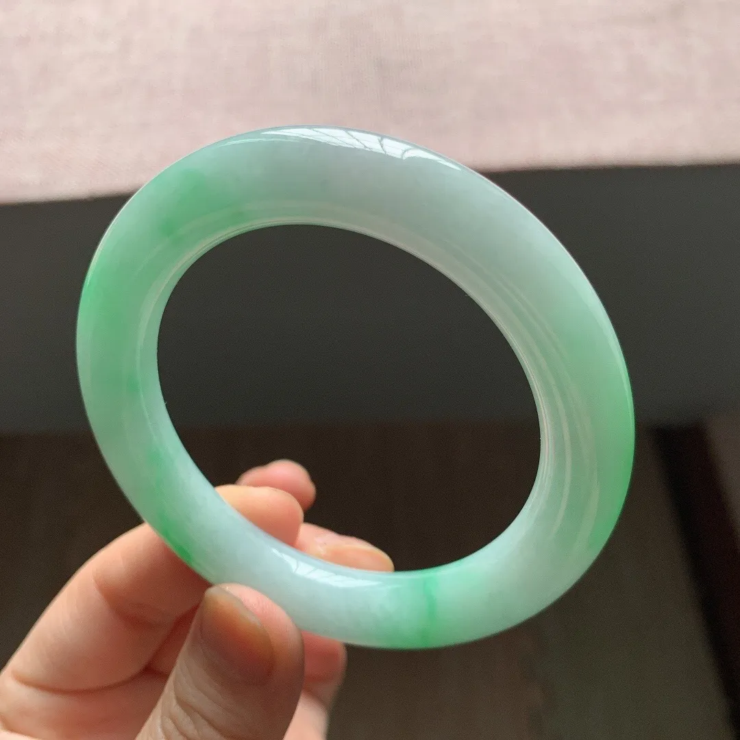 老坑冰润飘阳绿圆条翡翠手镯，尺寸:55-10.8mm，无纹裂，重量65.09g，适合55圈口。