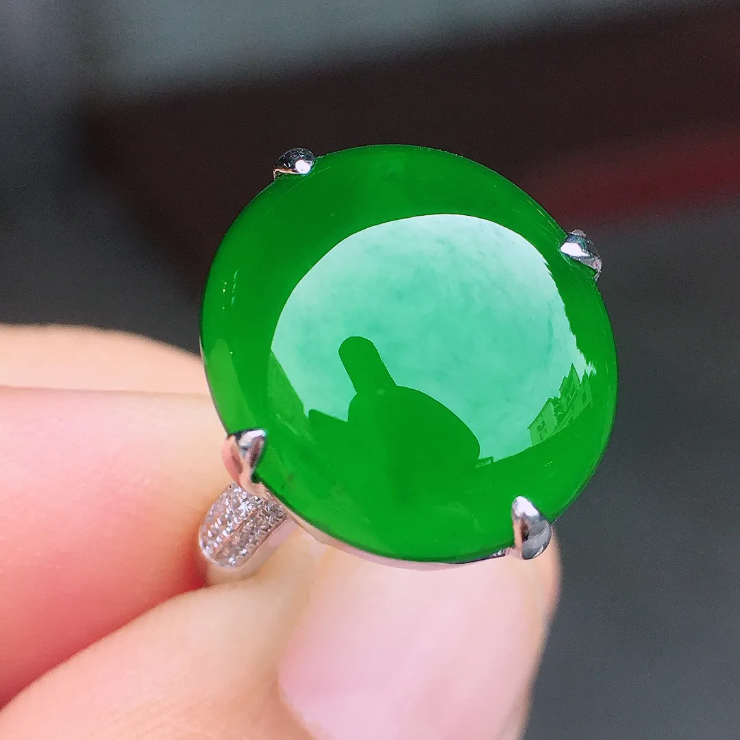 超好看的一枚绿蛋面戒指，种水细腻莹润，
光感十足，器型很饱满，简单大气，优
雅迷人～18k金豪华镶嵌