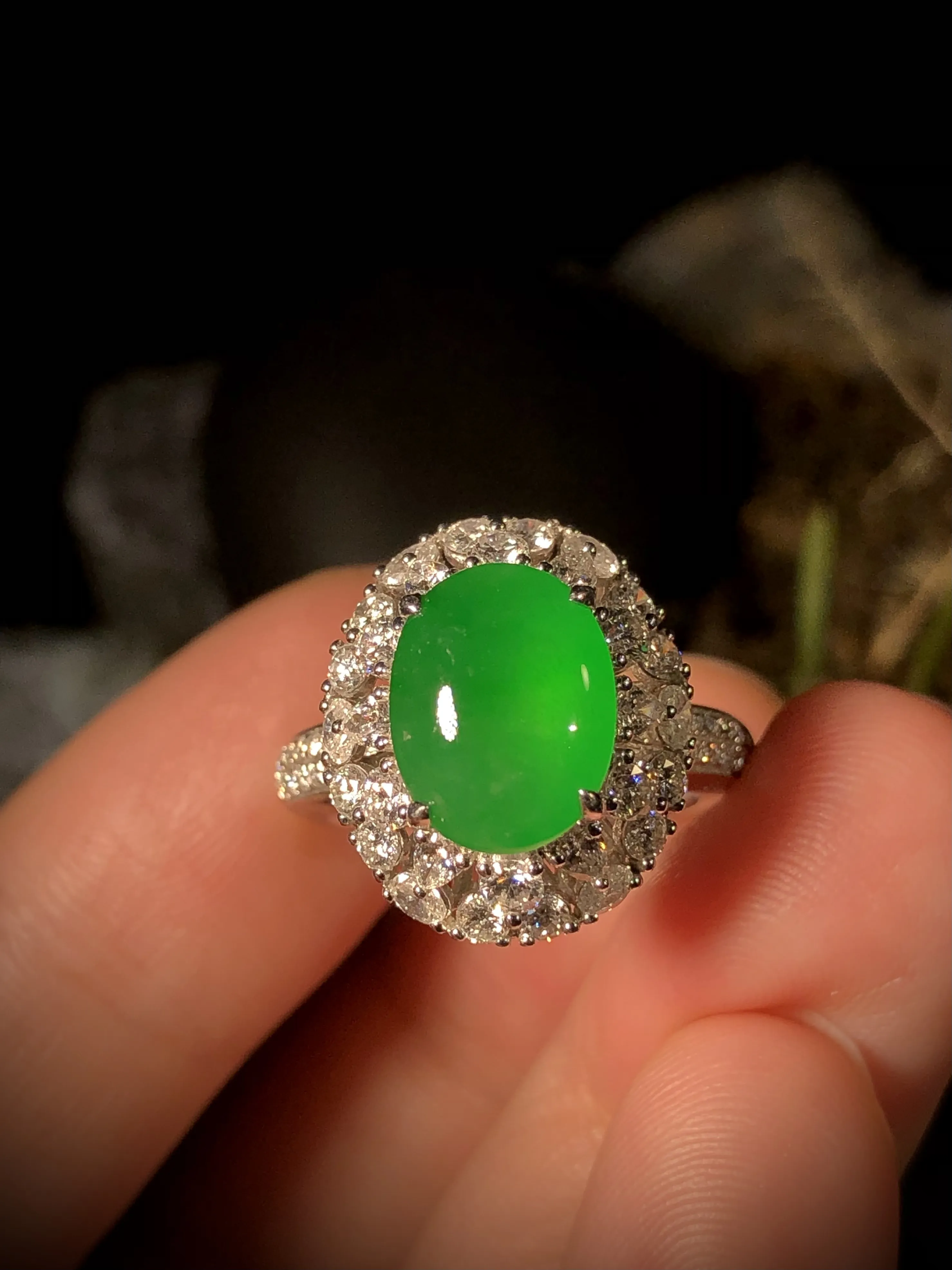 精品绿戒指，裸石10.7-8.2-4.2mm，
14#，8g，18K金，南非钻，
