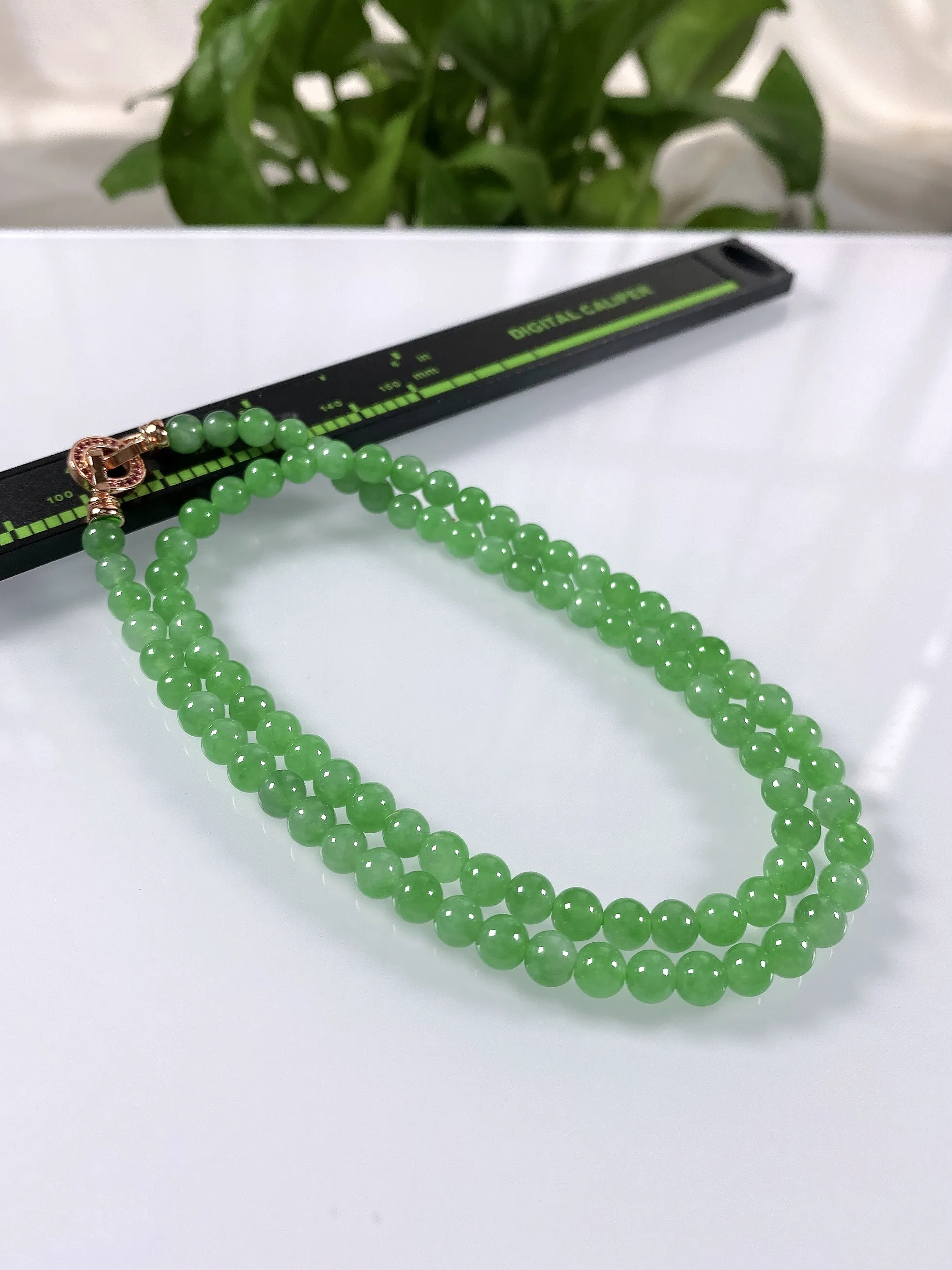 缅甸天然翡翠A货，卡5.3冰种起胶满绿阳绿圆珠锁骨项链，尺寸：5.3mm/90颗，长度440mm，重量：21.70g