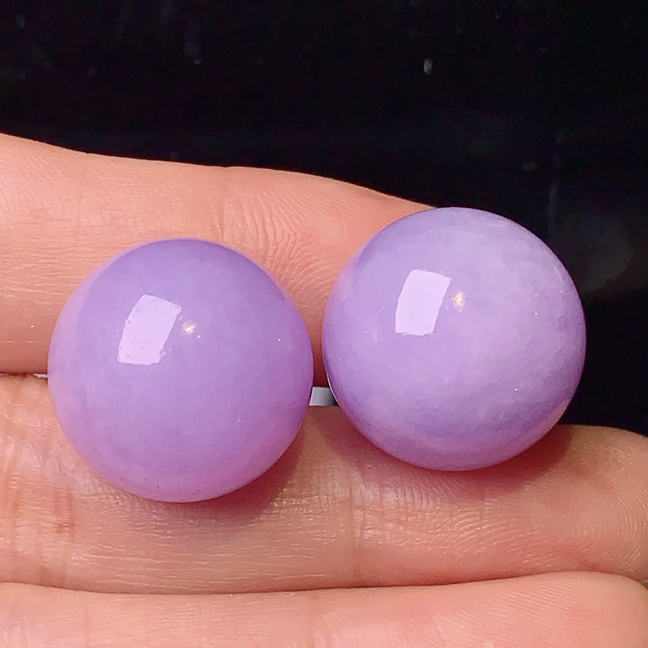 紫罗兰圆珠一对 玉质细腻 色泽清新艳丽 整体尺寸17