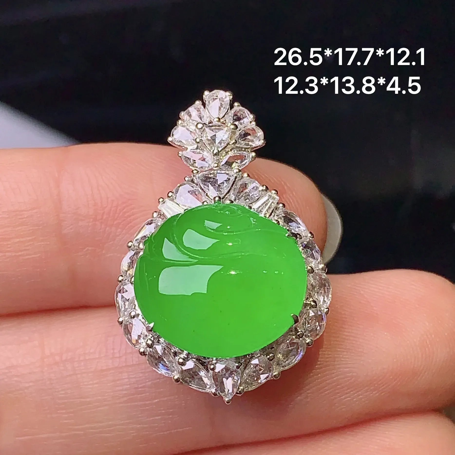 18k金钻镶嵌满绿天鹅吊坠 玉质细腻 色泽清新艳丽 整体尺寸26.5*17.7*12.1
