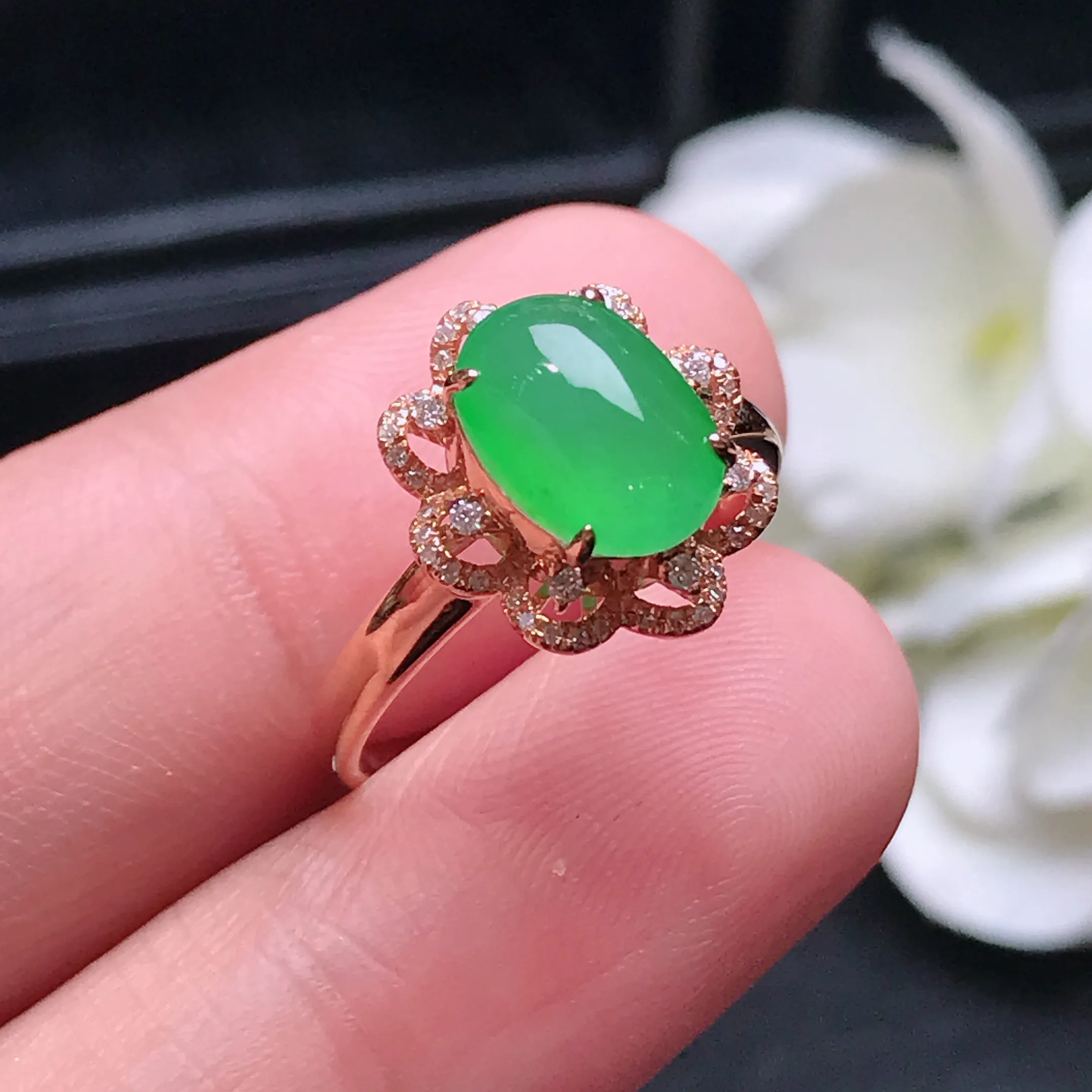 严选推荐戒指，老坑冰种满色绿蛋面戒指，18k金钻镶嵌而成，简约时尚，品相佳，佩戴效果佳，尽显气