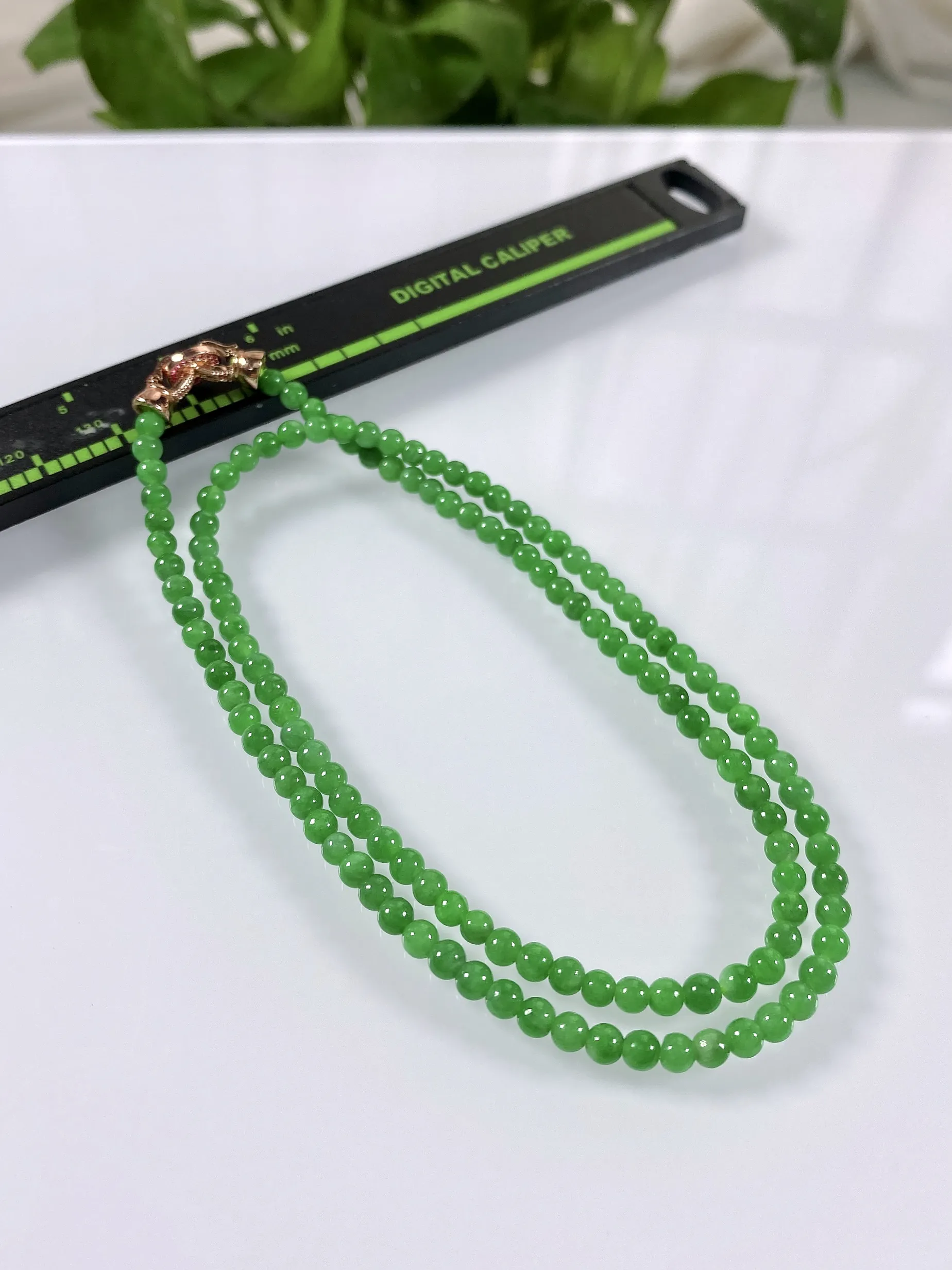 缅甸天然翡翠A货，卡3.5冰润满绿阳绿小米珠小圆珠锁骨项链，尺寸：3.5mm/132颗，长度420mm，重量：9.40g，一手多件，品质一样，择优发货。