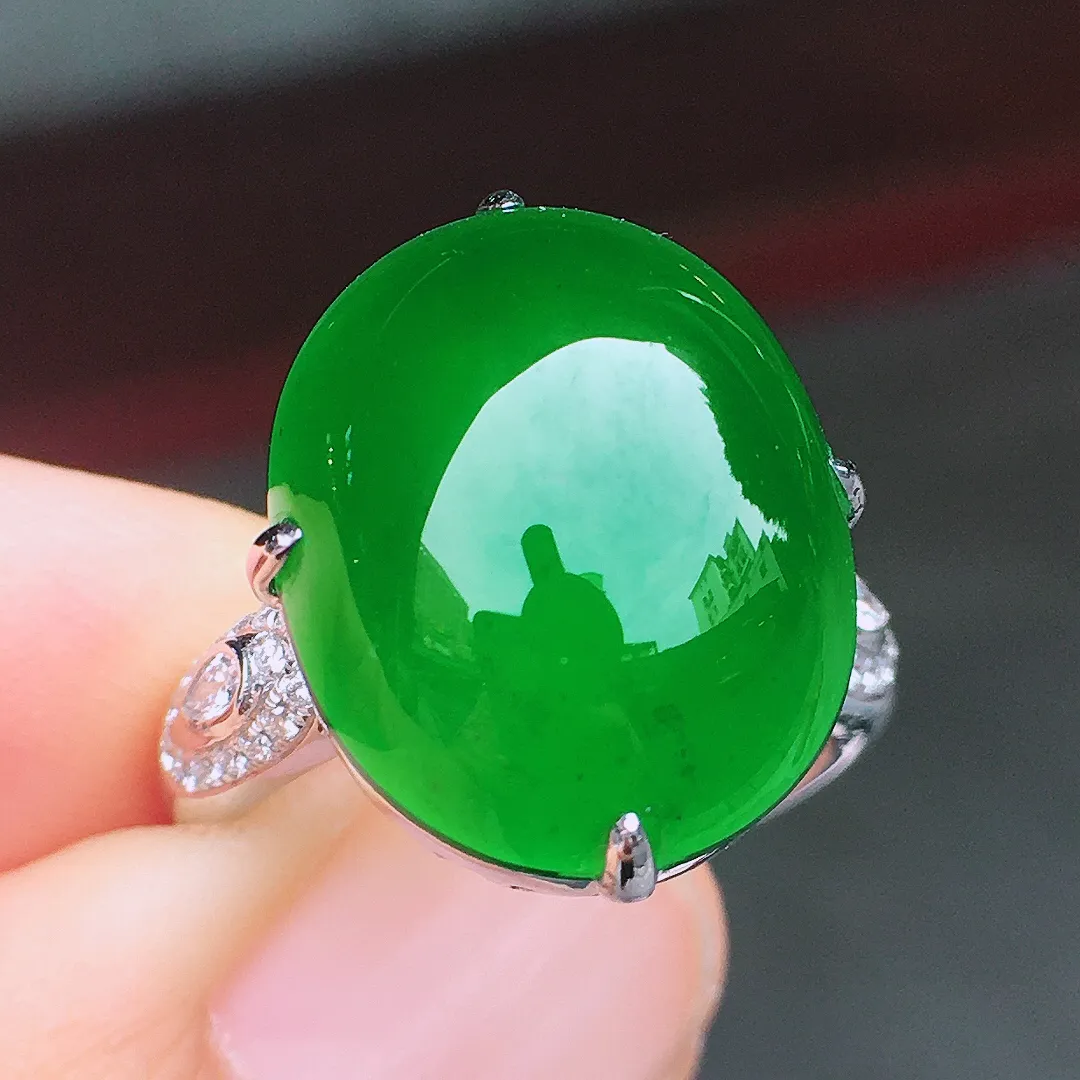 超好看的一枚绿蛋面戒指，种水细腻莹润，
光感十足，器型很饱满，简单大方，优
雅迷人～18k金豪华镶嵌