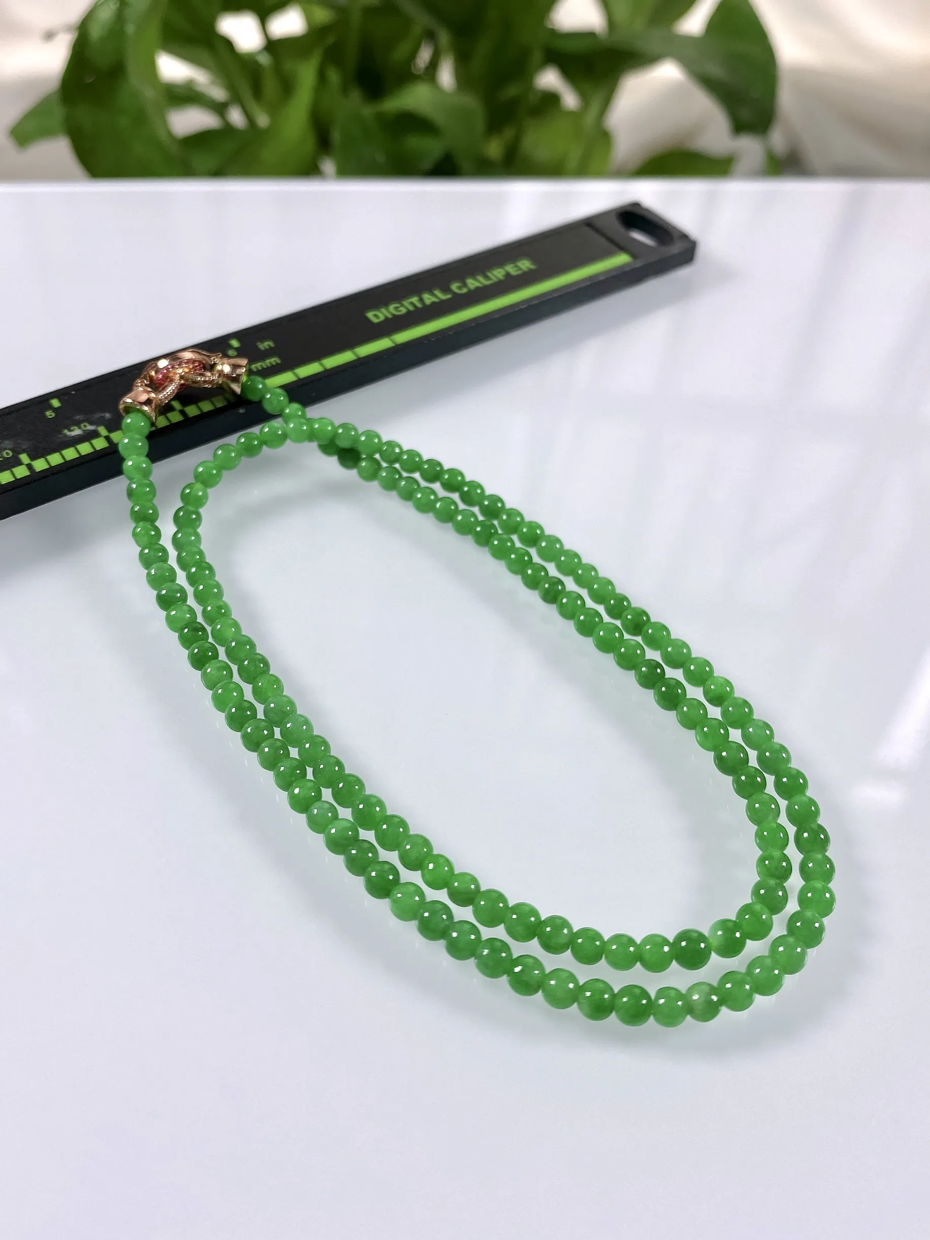 缅甸天然翡翠A货，卡3.5冰润满绿阳绿小米珠小圆珠锁骨项链，尺寸：3.5mm/132颗，长度420m