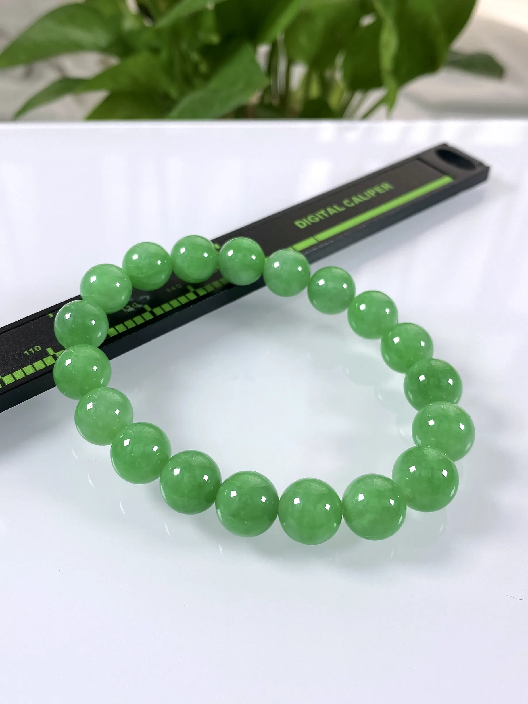 缅甸天然翡翠A货，卡10.2冰润满绿阳绿圆珠手串手链，尺寸：取大10.2mm取小9.6mm/19颗，